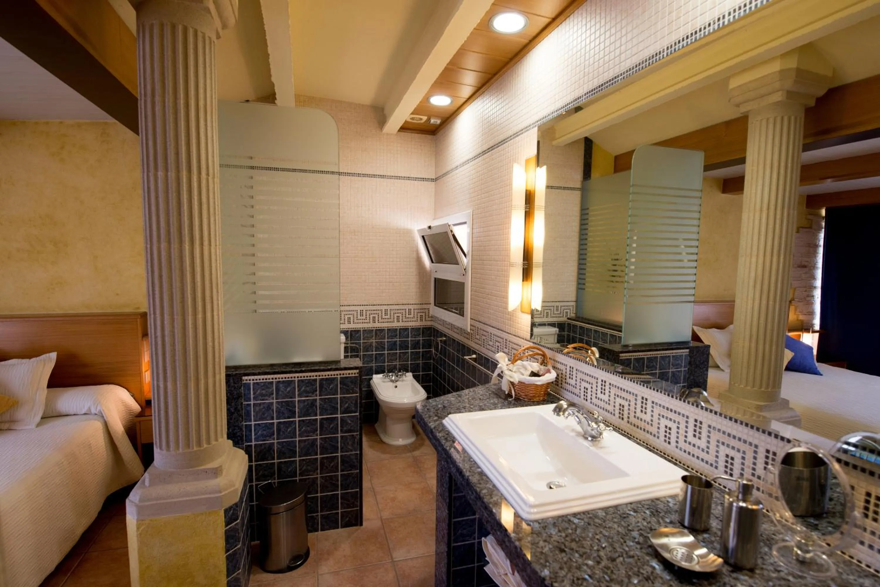 Bathroom, Bed in Hotel Plaça