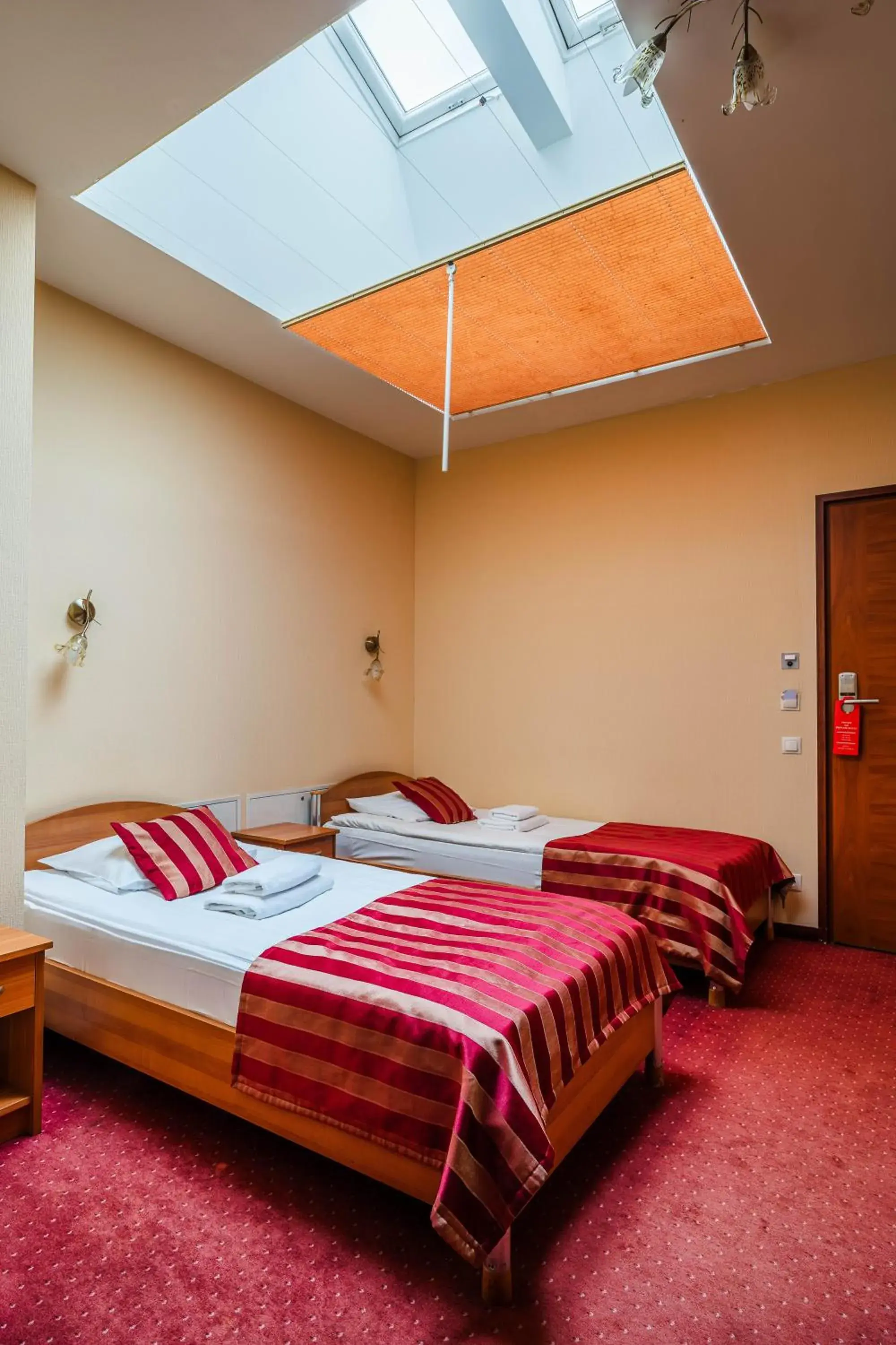 Economy Twin Room with Roof Windows in Hotel Na Błoniach Economy Twin Room with Roof Windows in Hotel Na Błoniach