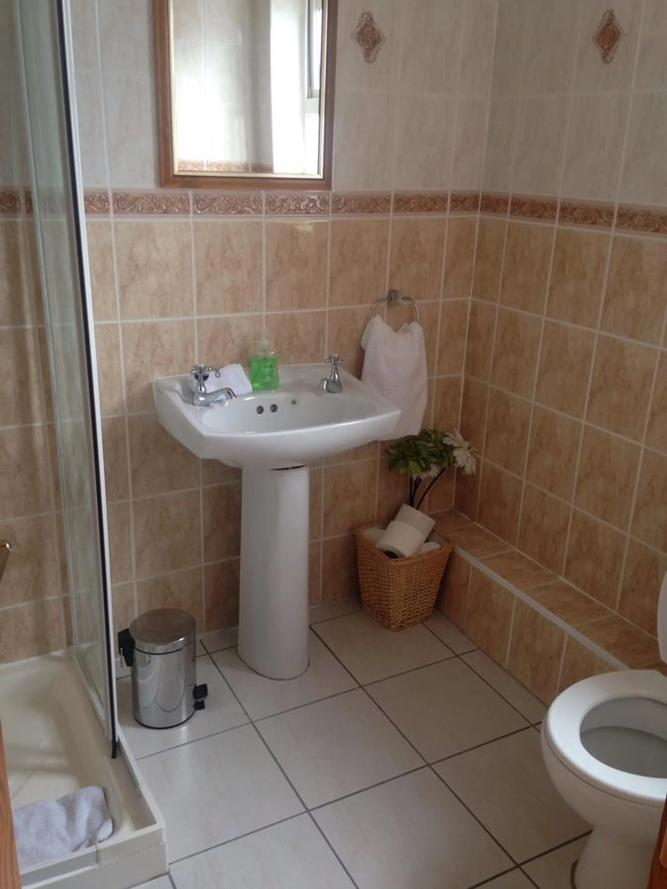 Bathroom in Heeneys Lodge B&B