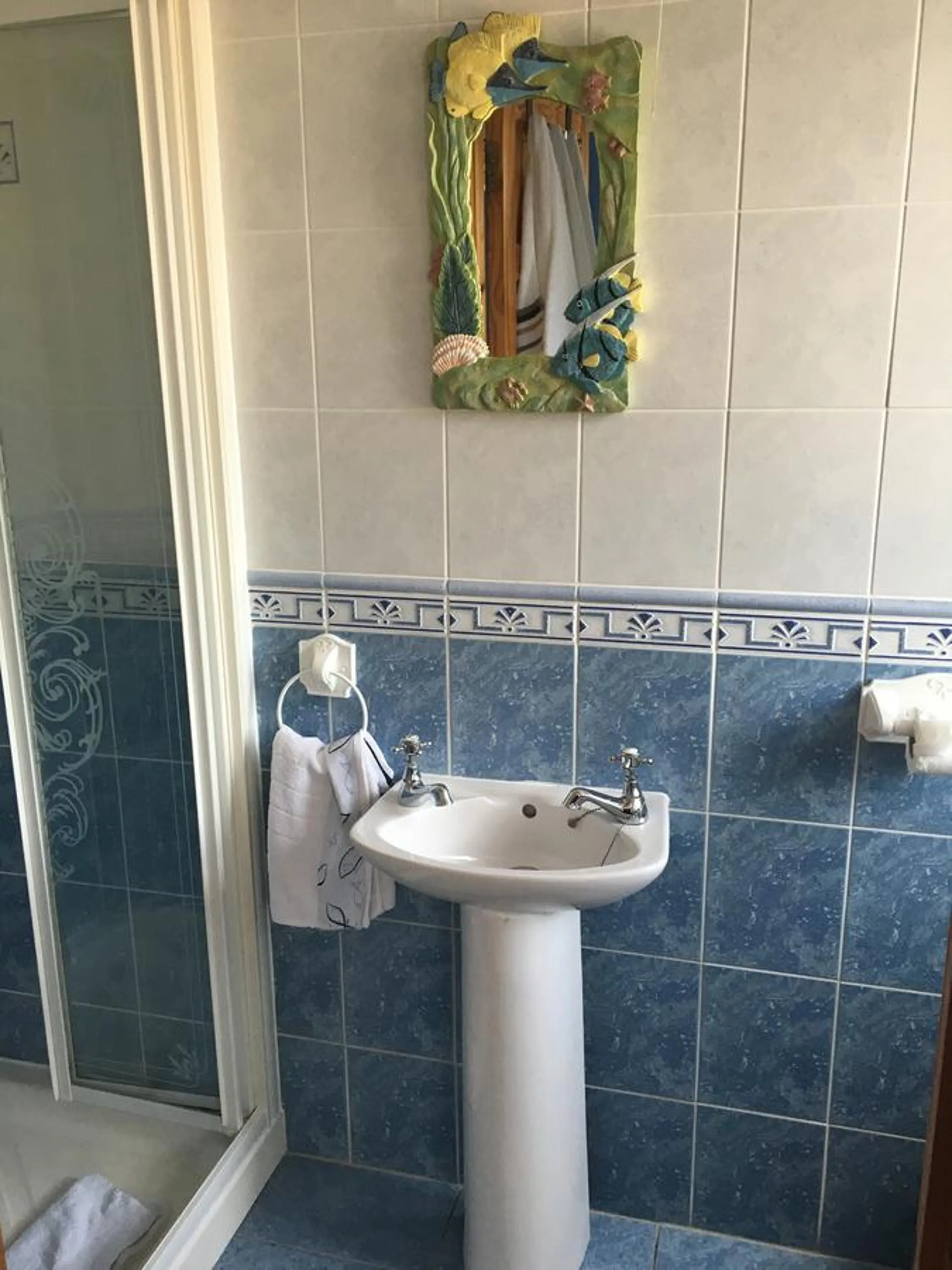 Bathroom in Heeneys Lodge B&B