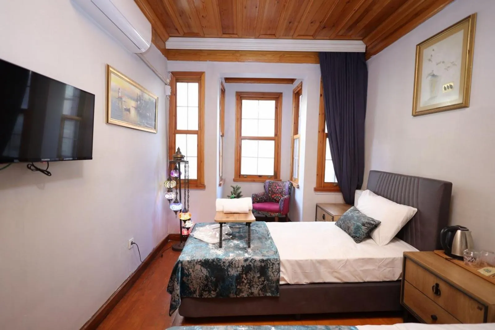 Communal lounge/ TV room, Bed in The Trip istanbul Hotel