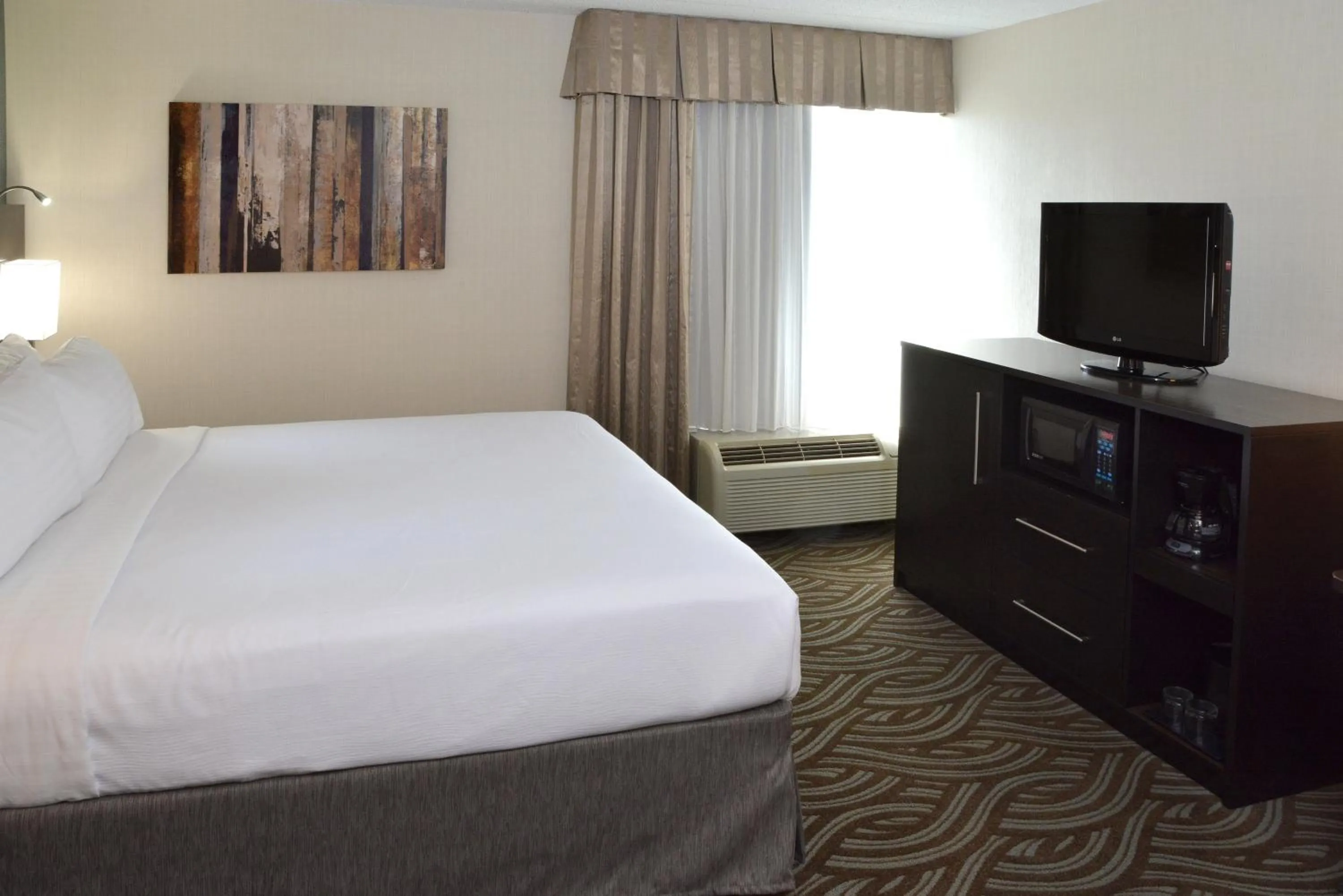 Photo of the whole room, Bed in Holiday Inn Youngstown-South - Boardman by IHG