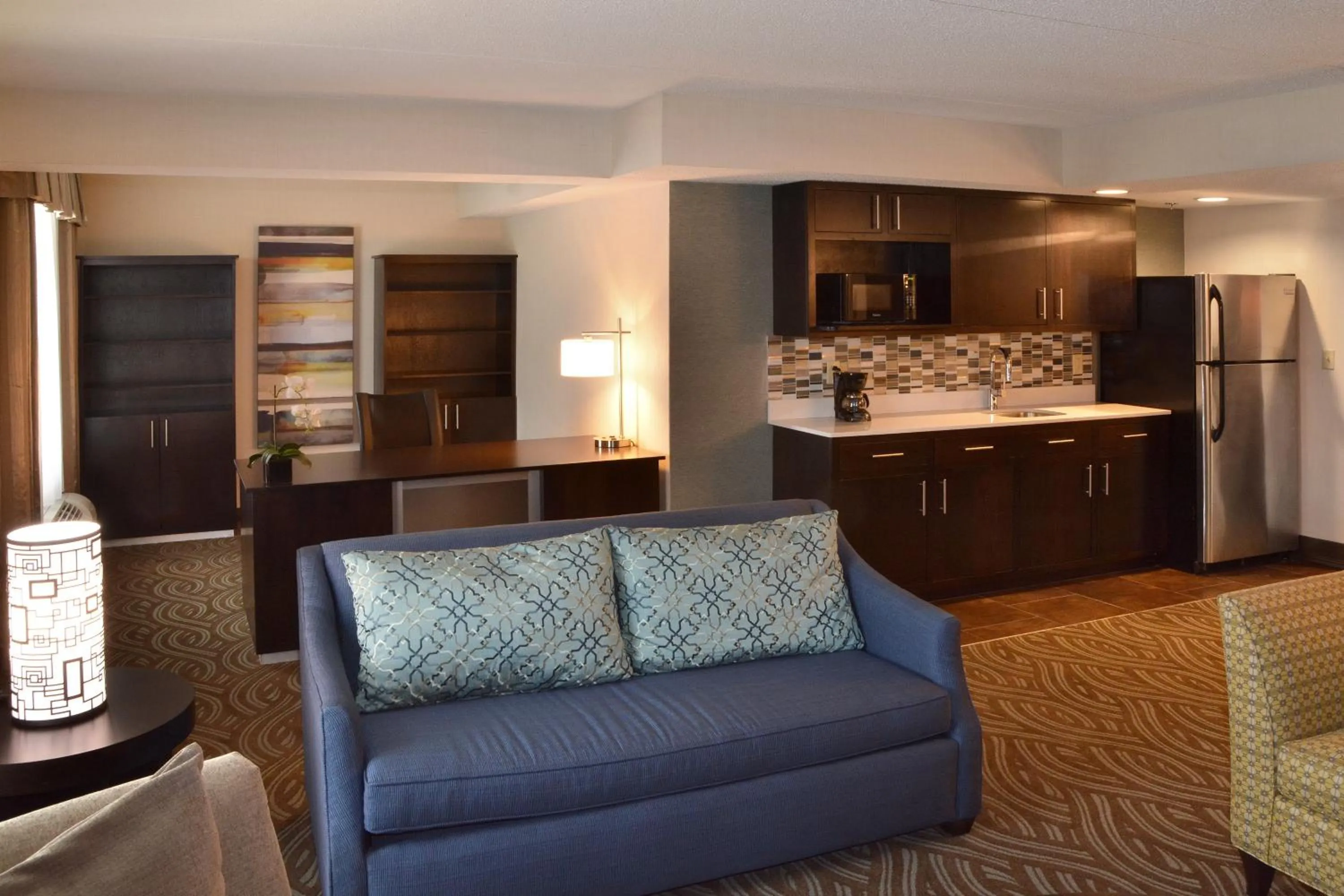 Living room in Holiday Inn Youngstown-South - Boardman by IHG