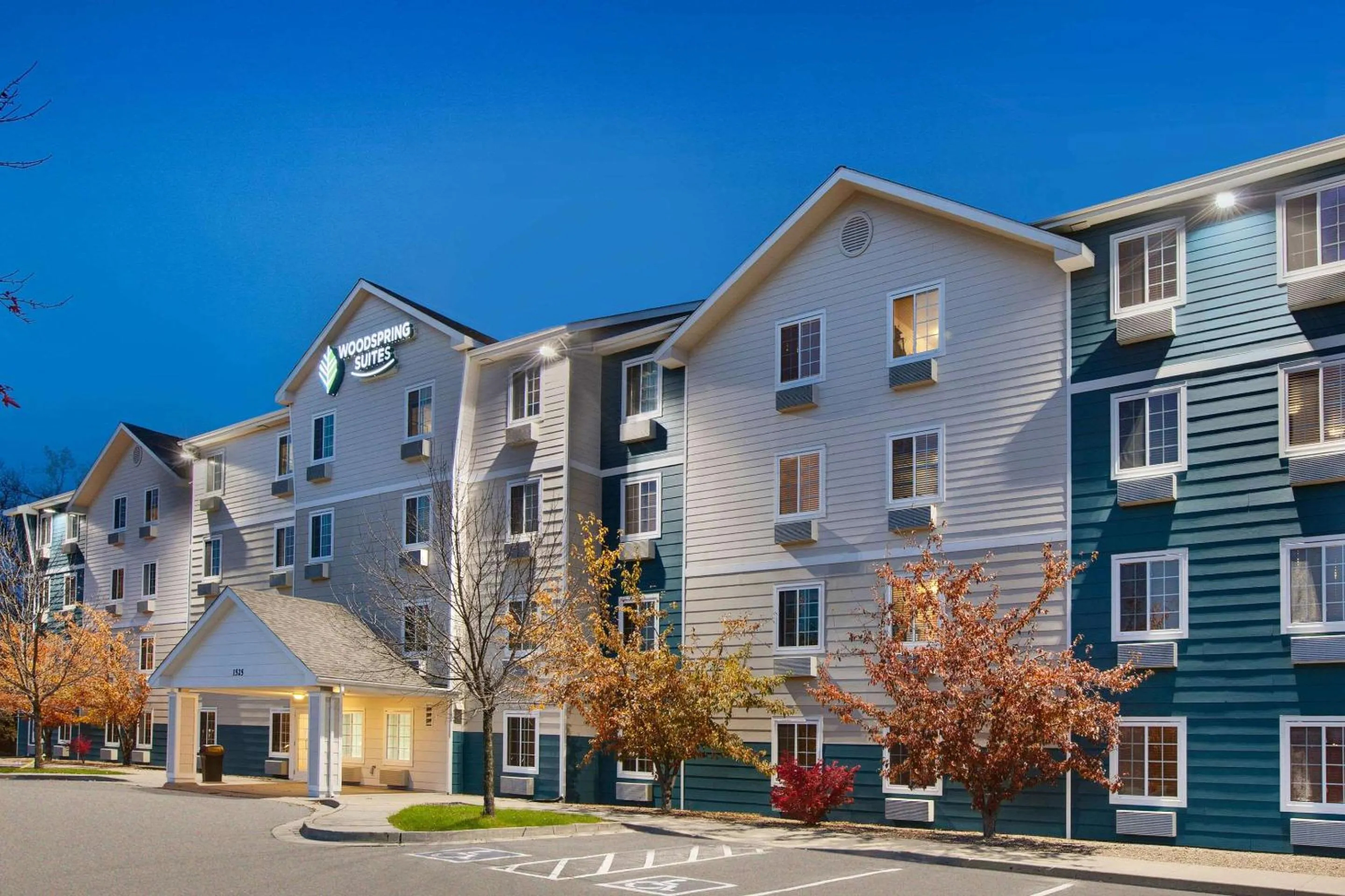 Property building in WoodSpring Suites Des Moines Pleasant Hill