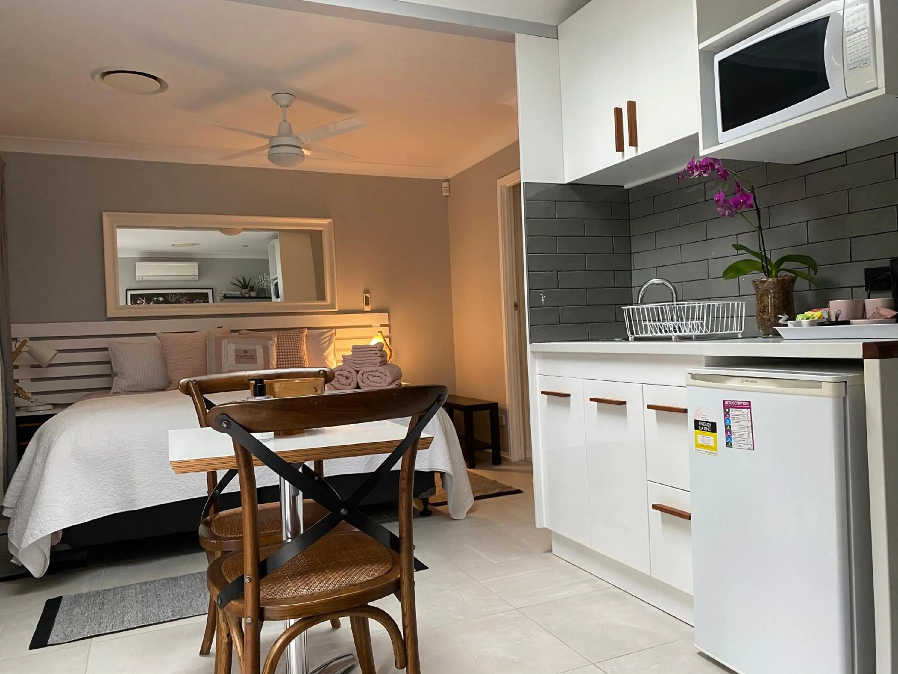 Kitchen or kitchenette in Paperbark Bed & Breakfast