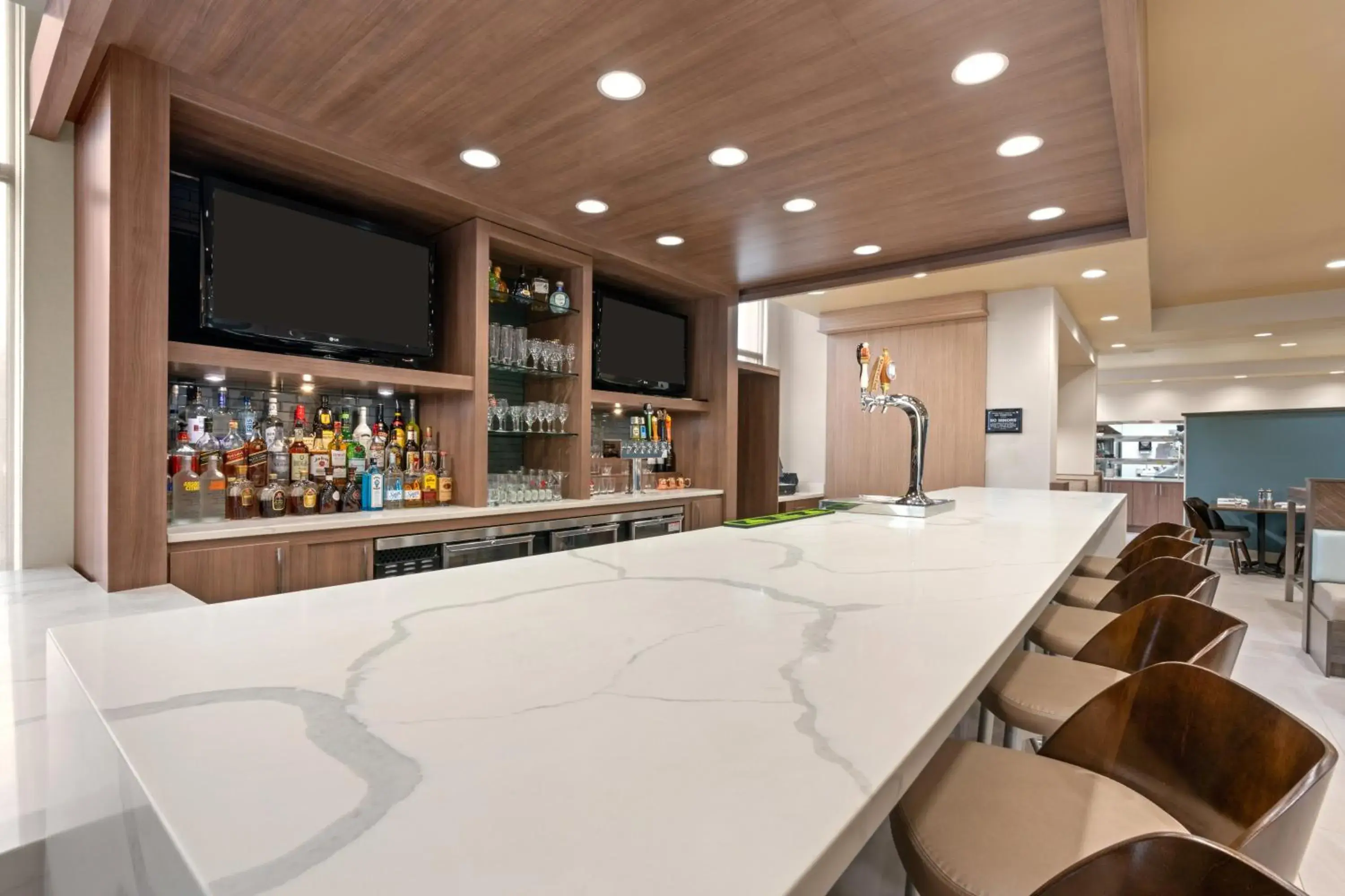 Lounge or bar in Holiday Inn Yakima by IHG Lounge or bar in Holiday Inn Yakima by IHG