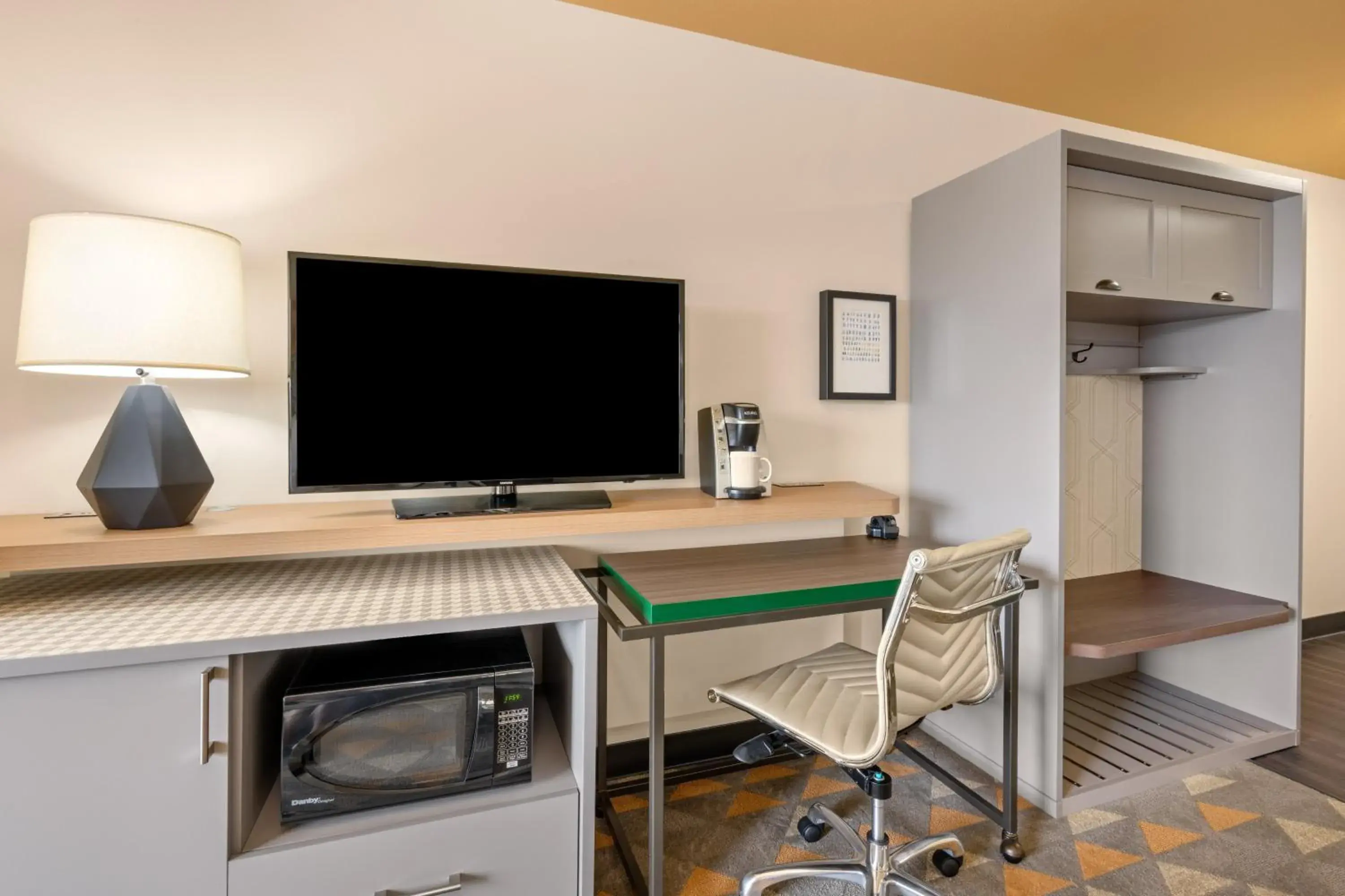 Photo of the whole room in Holiday Inn Yakima by IHG Photo of the whole room in Holiday Inn Yakima by IHG