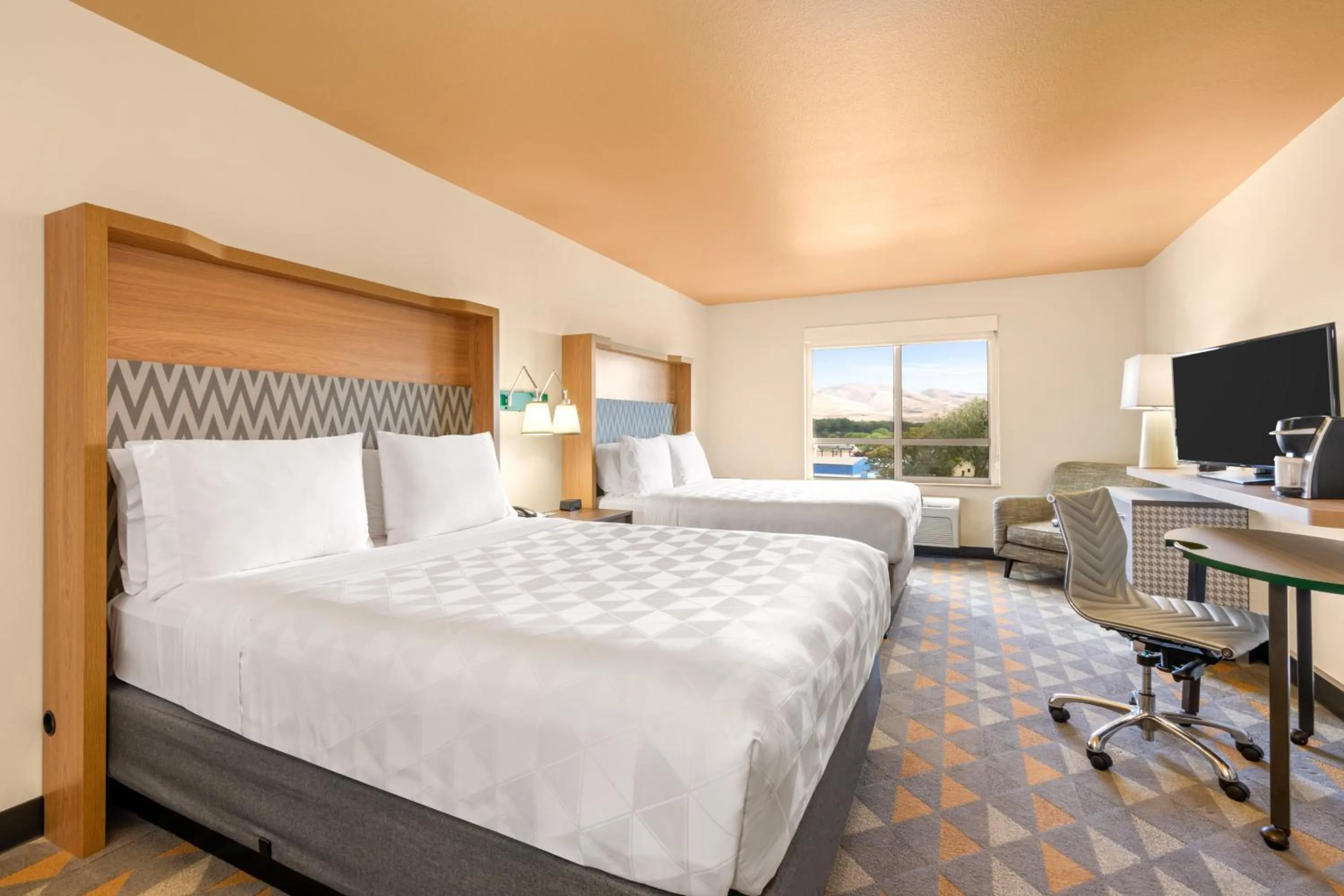 Photo of the whole room, Bed in Holiday Inn Yakima by IHG