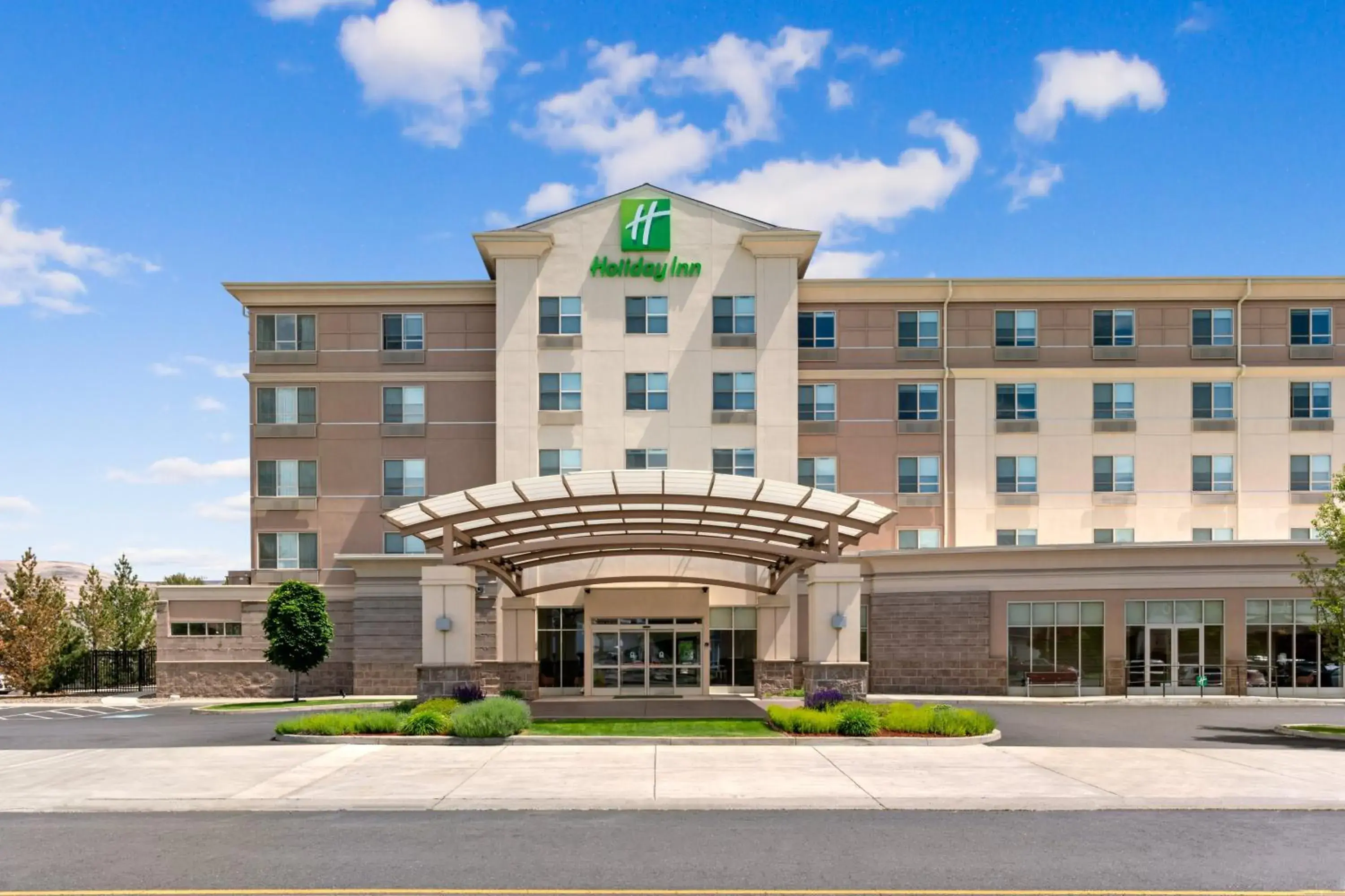 Property building in Holiday Inn Yakima by IHG Property building in Holiday Inn Yakima by IHG
