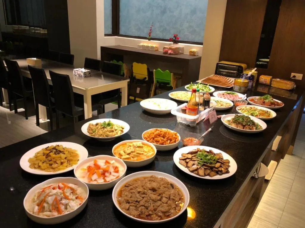 Restaurant/places to eat in M Hotel