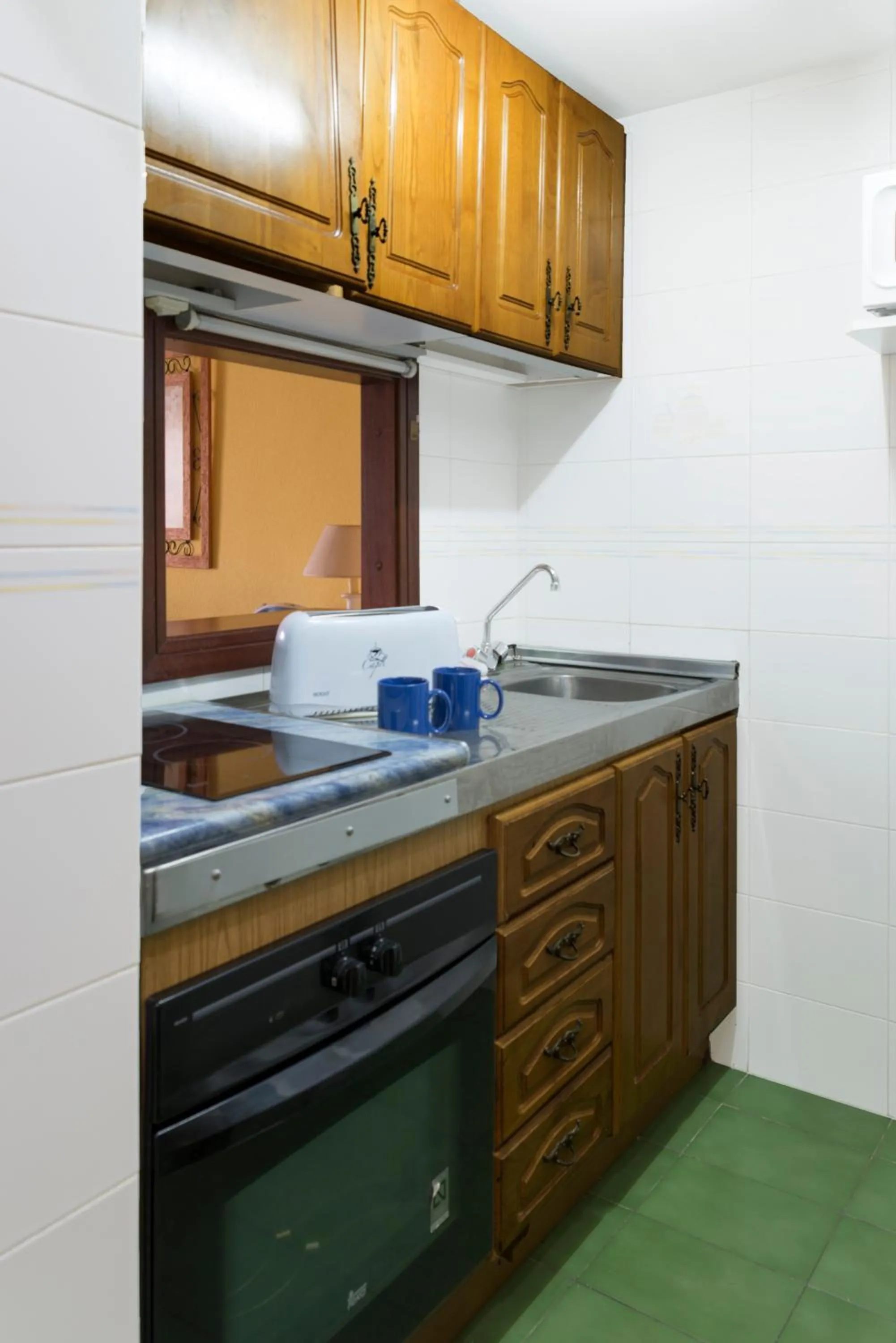 Communal kitchen in Apartamentos Gemelos 2 y 4 by Gestaltur