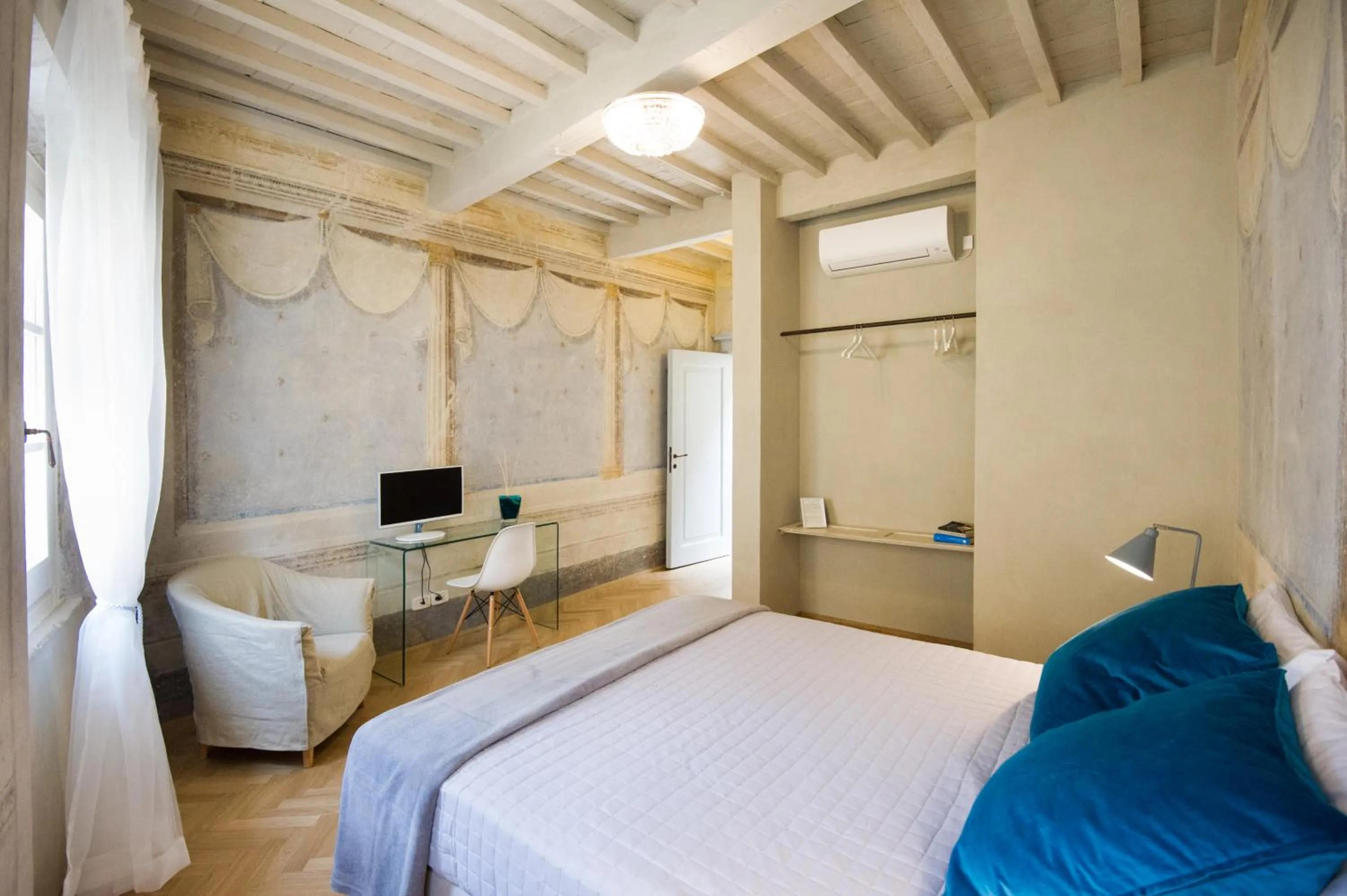 Photo of the whole room, Bed in Il Piccolo Cavour Charming House B&B