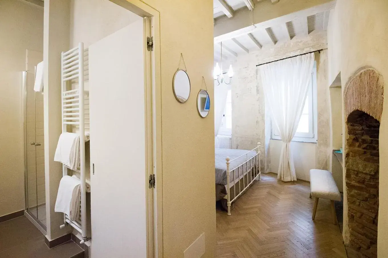 Double Room in Il Piccolo Cavour Charming House B&B Double Room in Il Piccolo Cavour Charming House B&B