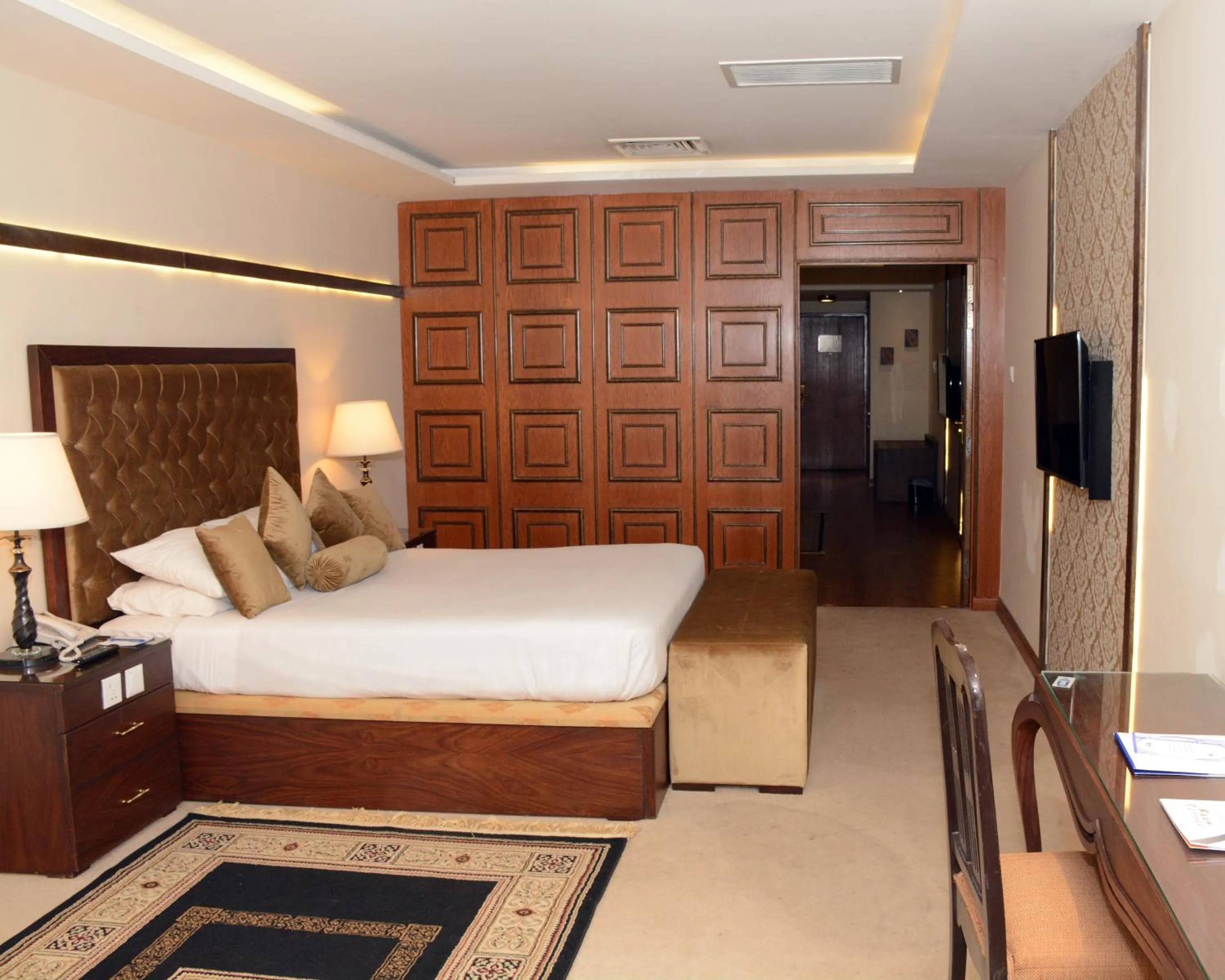 Living room, Bed in Islamabad Hotel