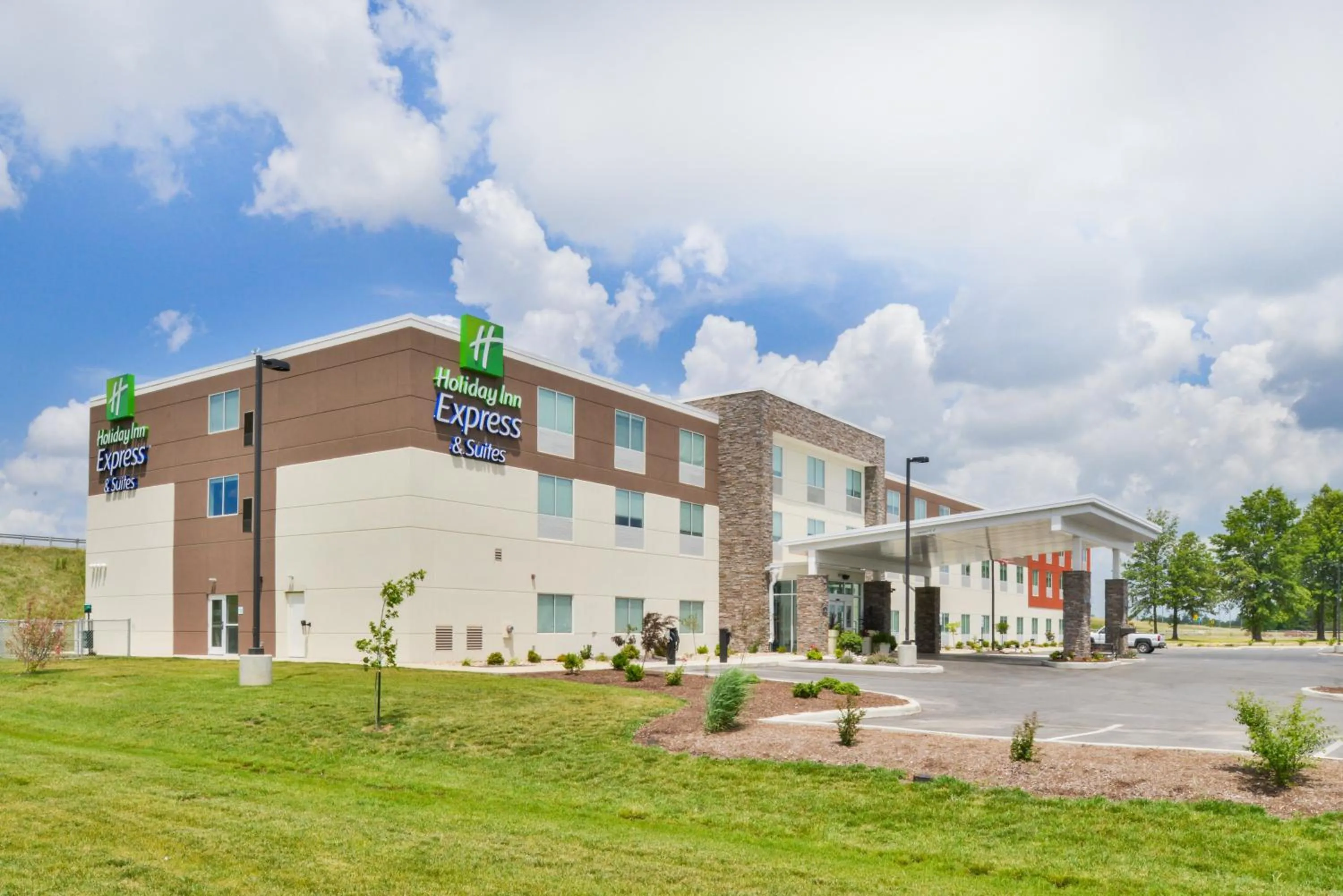 Property building in Holiday Inn Express & Suites Salem by IHG