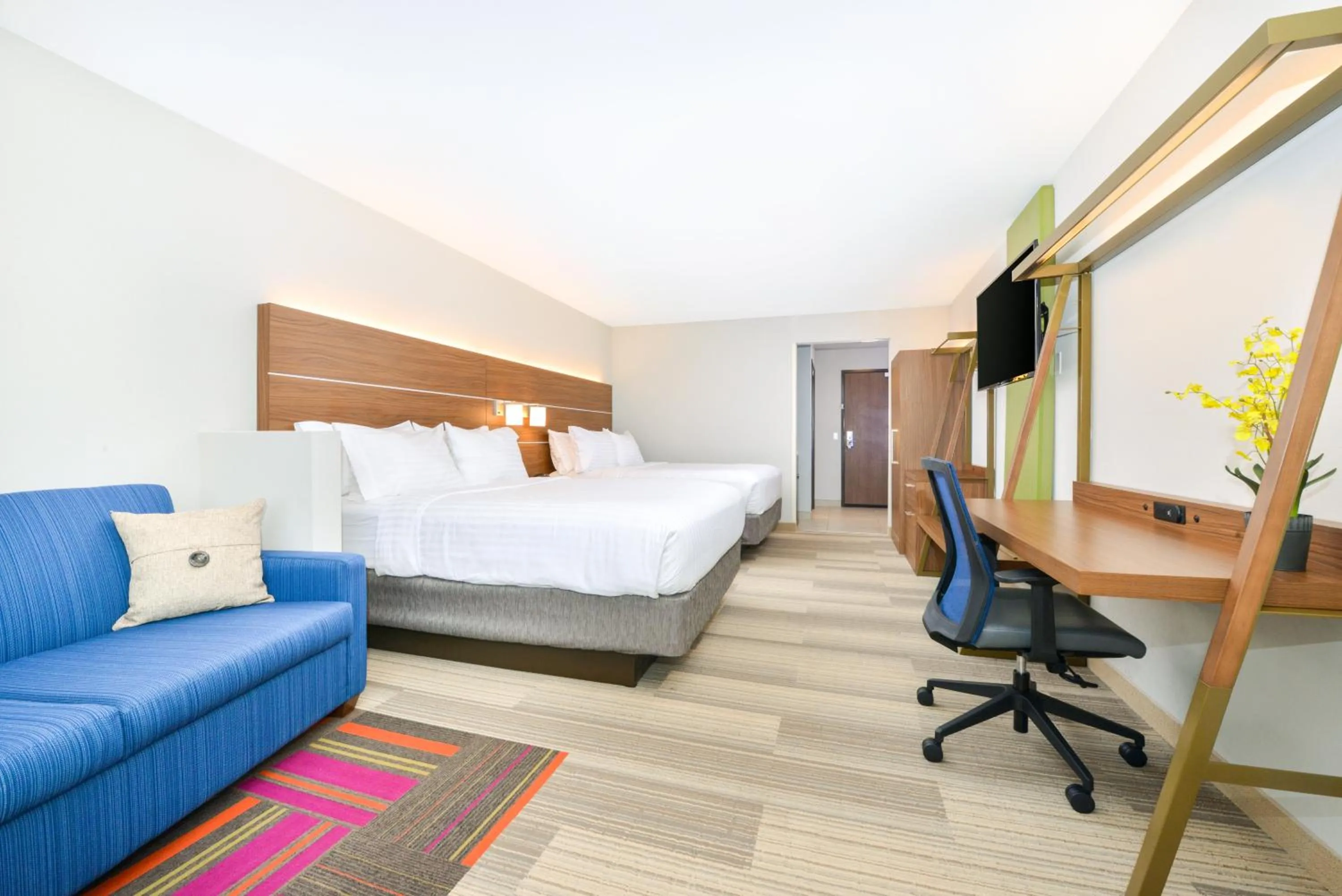 Photo of the whole room, Bed in Holiday Inn Express & Suites Salem by IHG