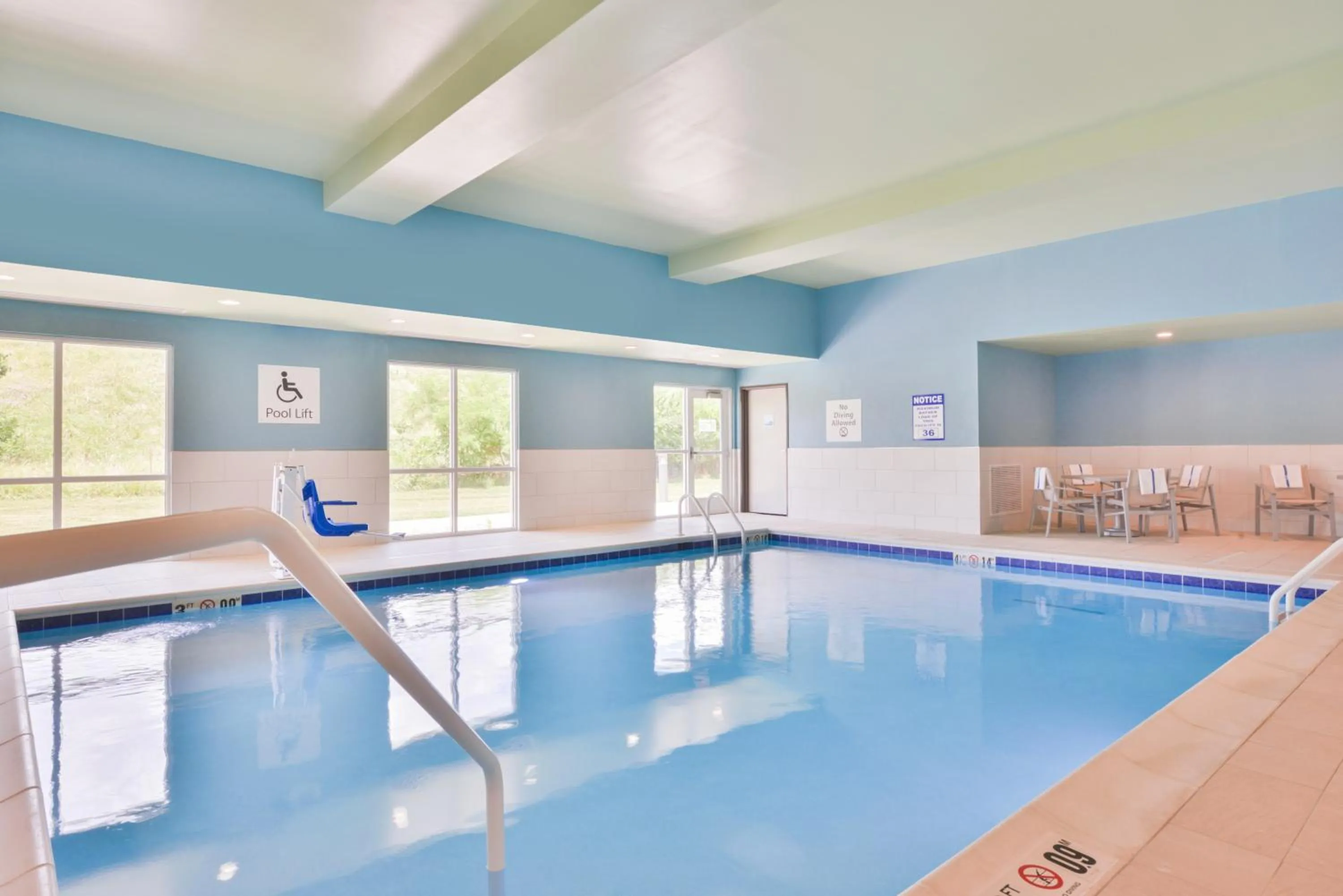 Swimming pool in Holiday Inn Express & Suites Salem by IHG
