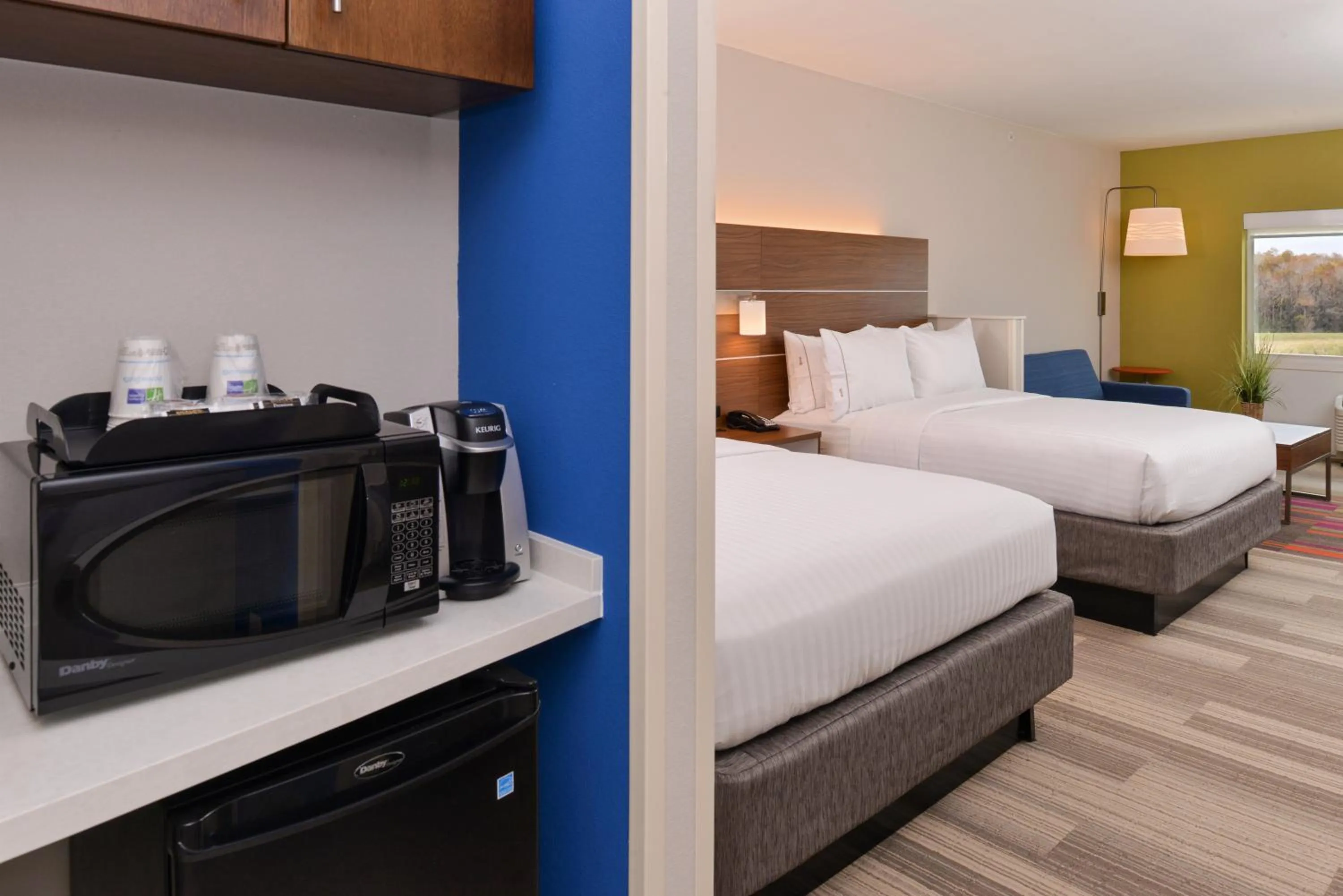 Photo of the whole room, Bed in Holiday Inn Express & Suites Salem by IHG