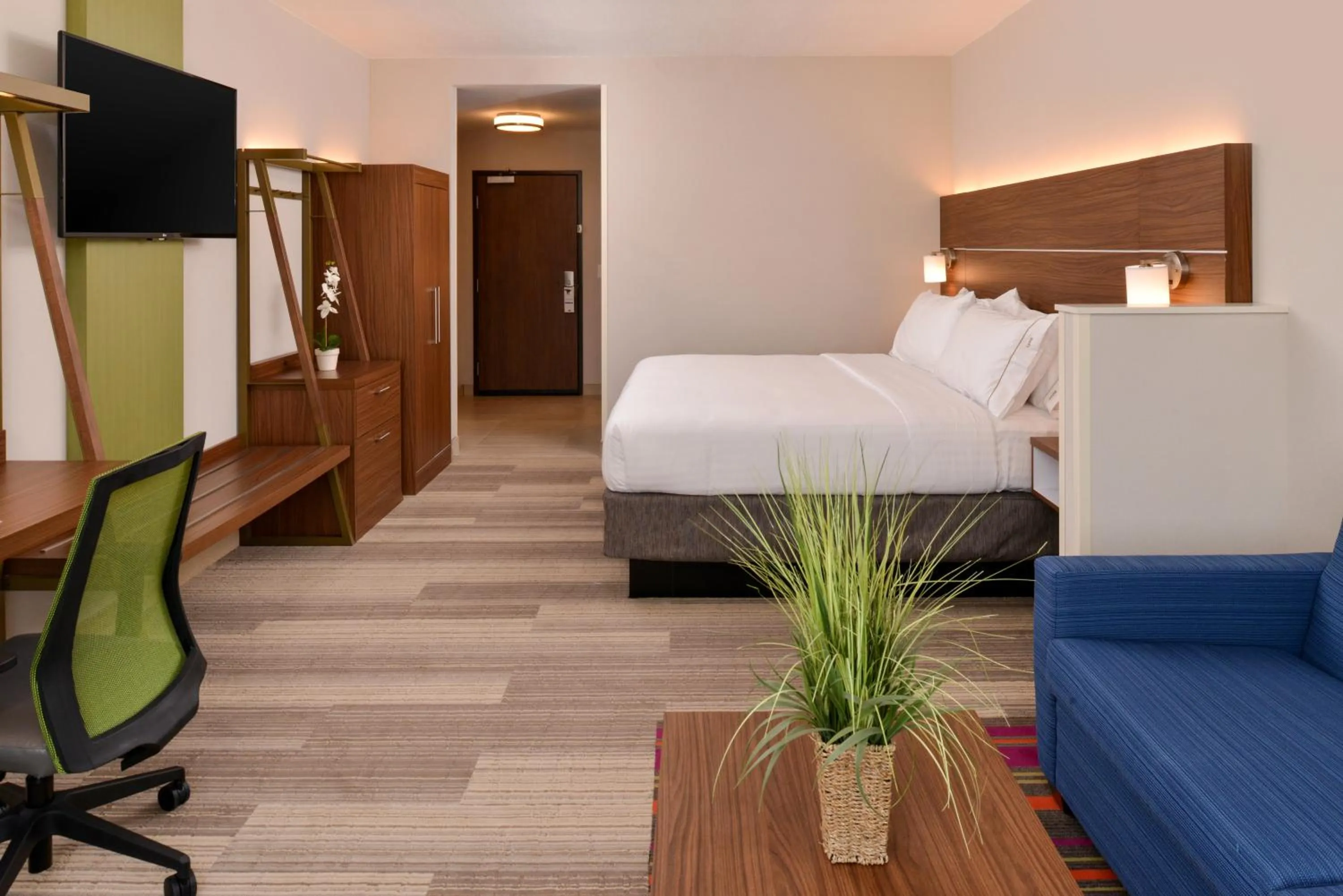 Photo of the whole room, Bed in Holiday Inn Express & Suites Salem by IHG