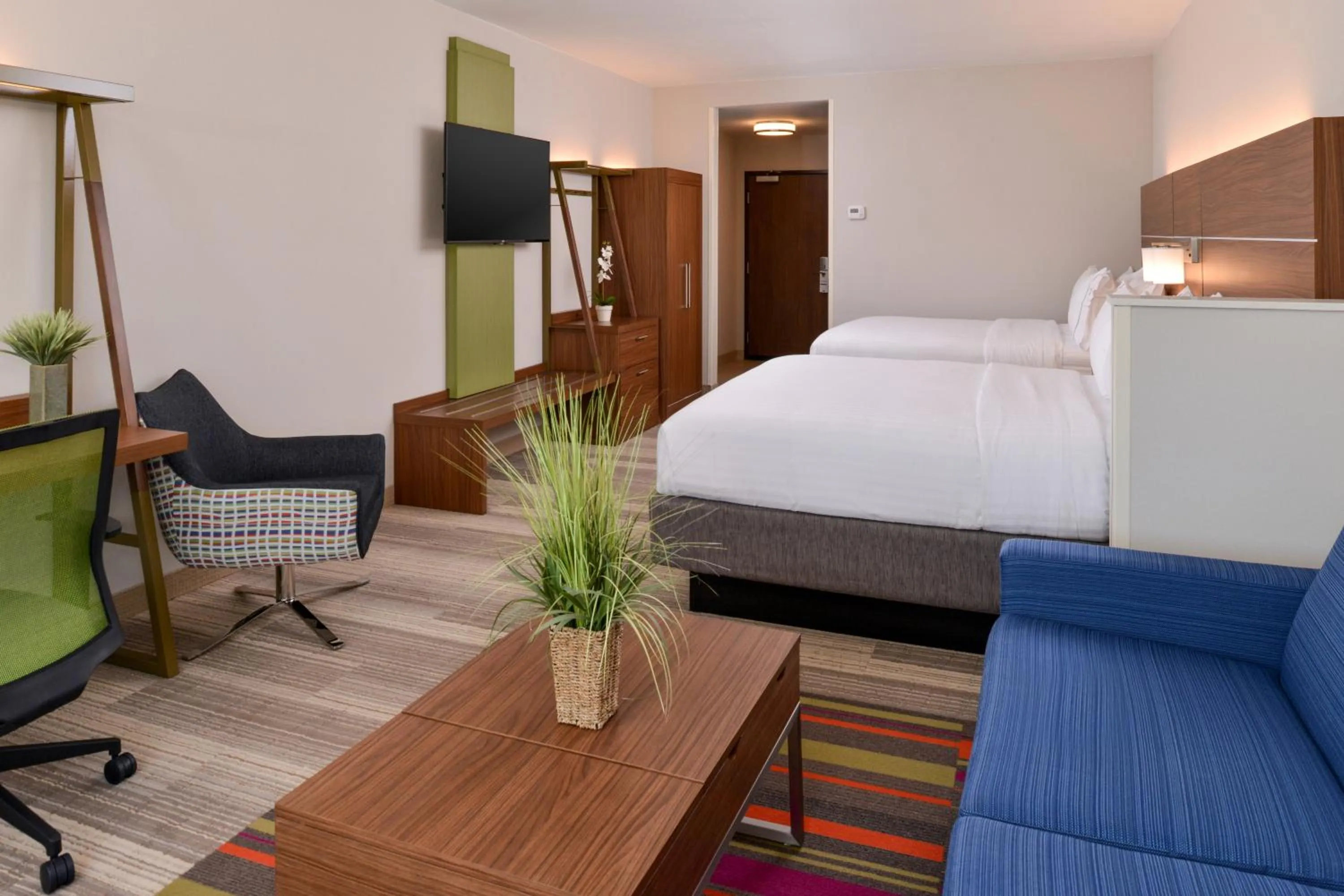 Photo of the whole room, Bed in Holiday Inn Express & Suites Salem by IHG