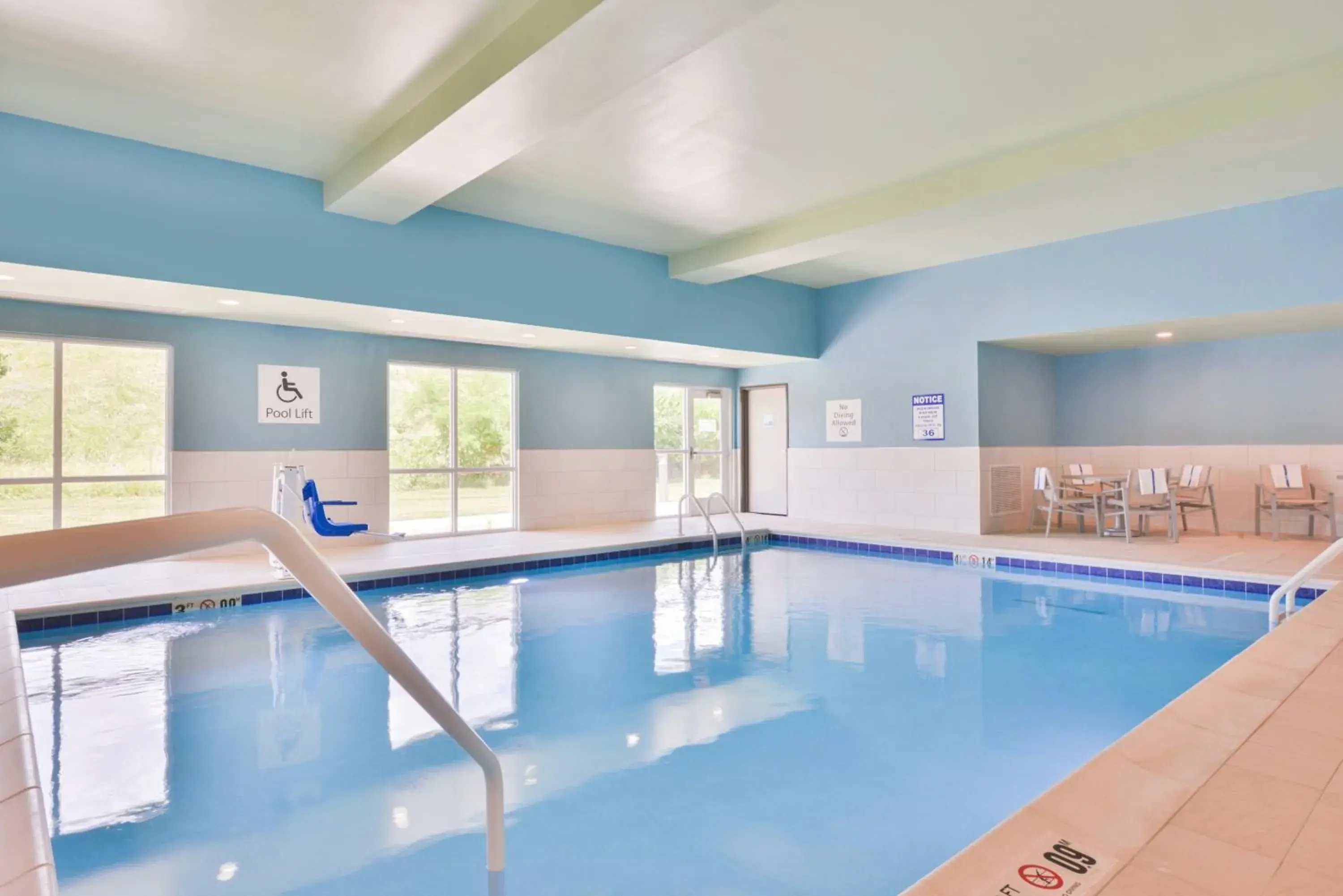 Swimming pool in Holiday Inn Express & Suites Salem by IHG Swimming pool in Holiday Inn Express & Suites Salem by IHG