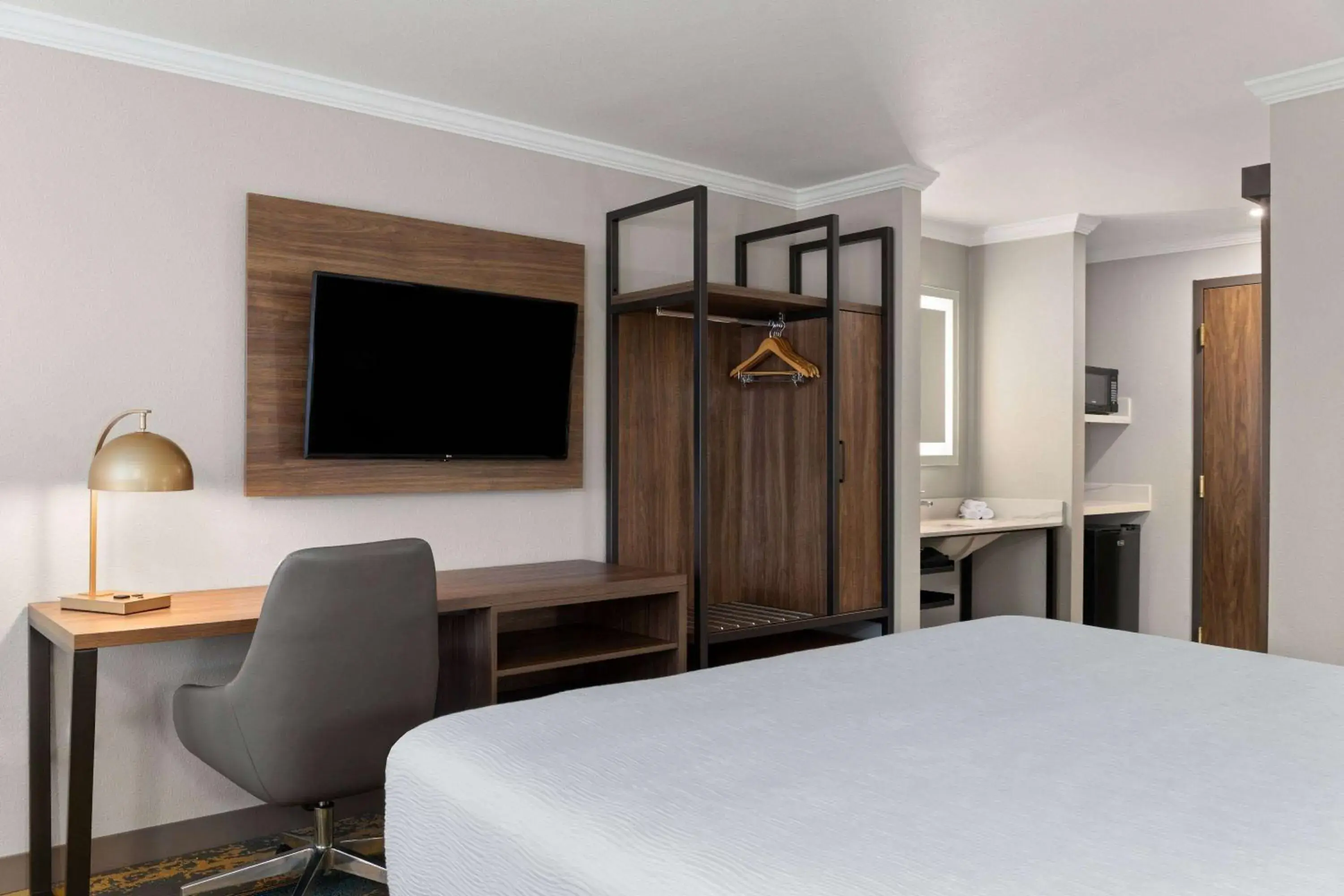 Photo of the whole room, Bed in La Quinta Inn & Suites by Wyndham Yakima Downtown Photo of the whole room, Bed in La Quinta Inn & Suites by Wyndham Yakima Downtown