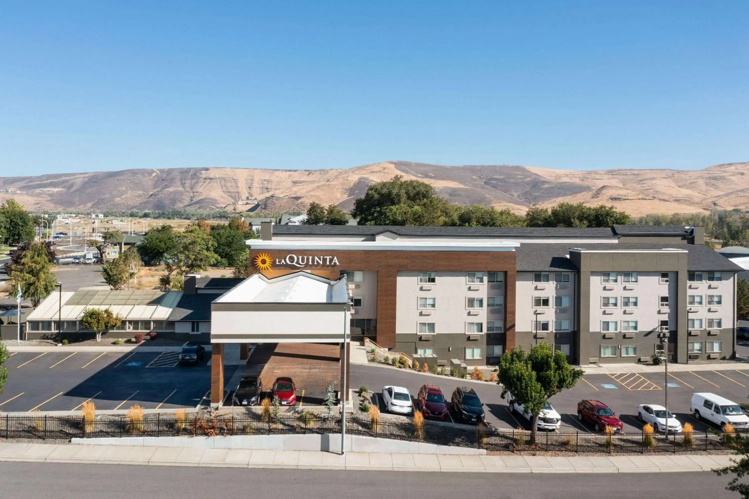 Property building in La Quinta Inn & Suites by Wyndham Yakima Downtown Property building in La Quinta Inn & Suites by Wyndham Yakima Downtown