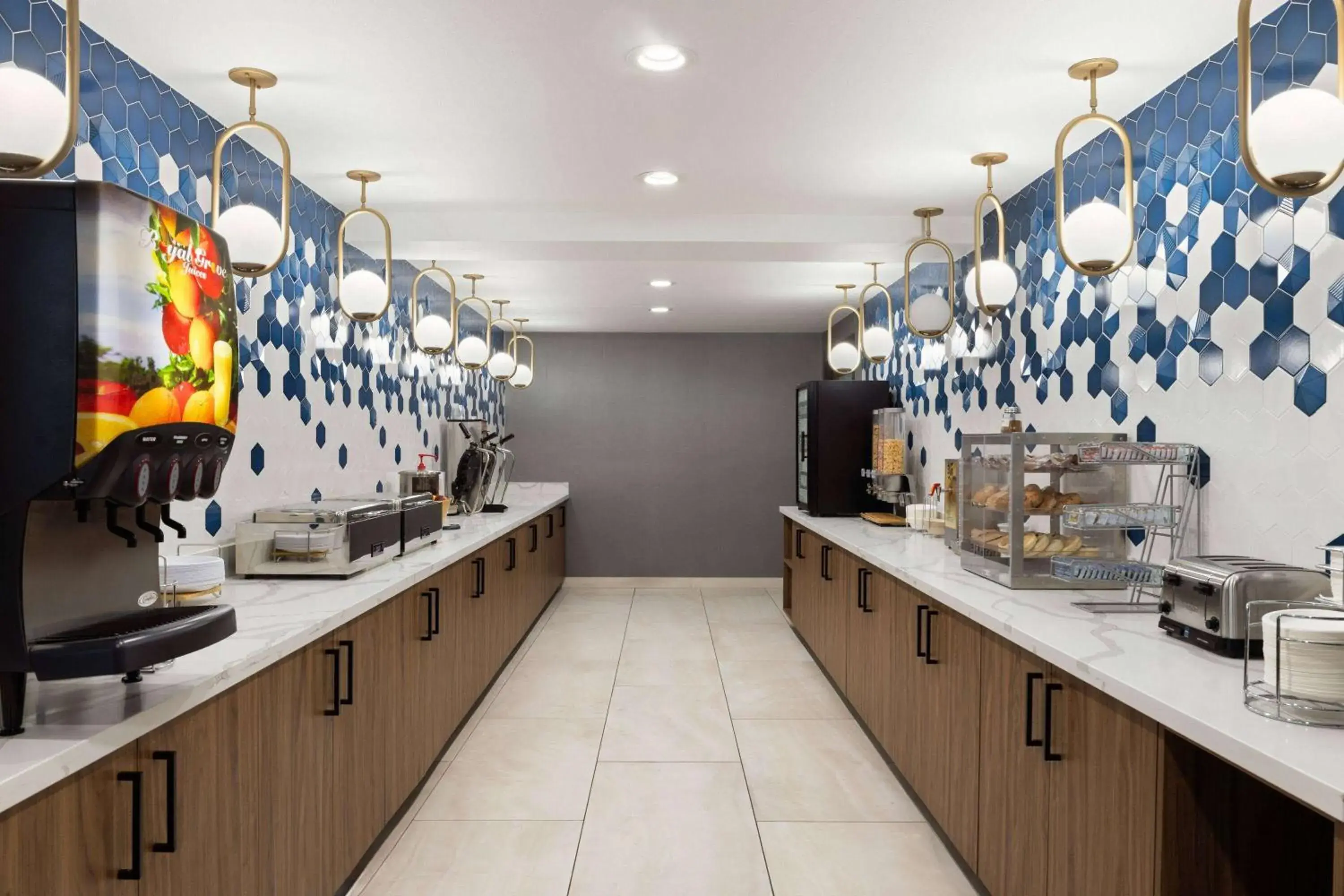 Breakfast in La Quinta Inn & Suites by Wyndham Yakima Downtown Breakfast in La Quinta Inn & Suites by Wyndham Yakima Downtown