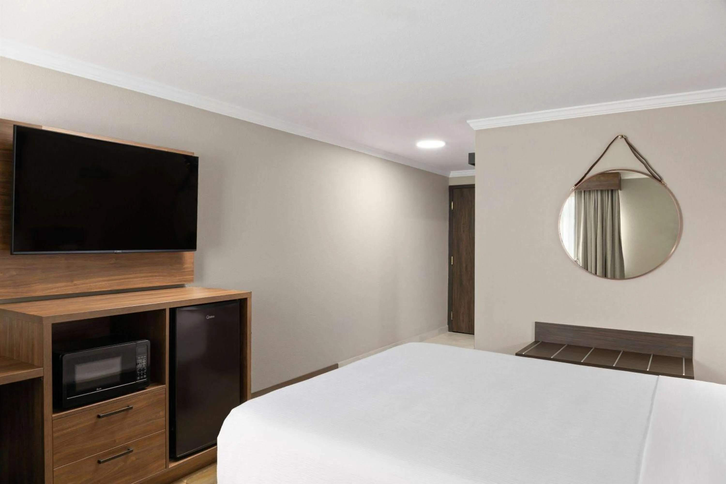 Photo of the whole room, Bed in La Quinta Inn & Suites by Wyndham Yakima Downtown