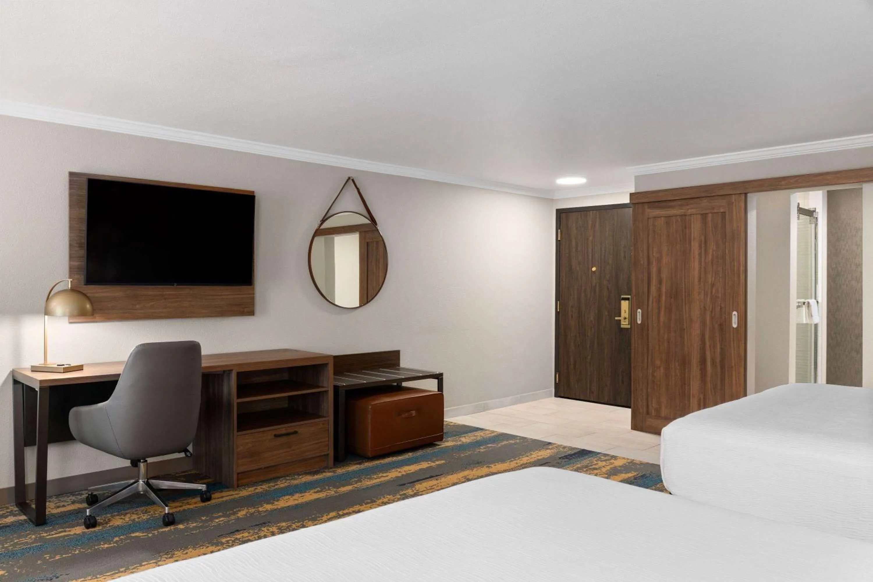 Photo of the whole room, Bed in La Quinta Inn & Suites by Wyndham Yakima Downtown