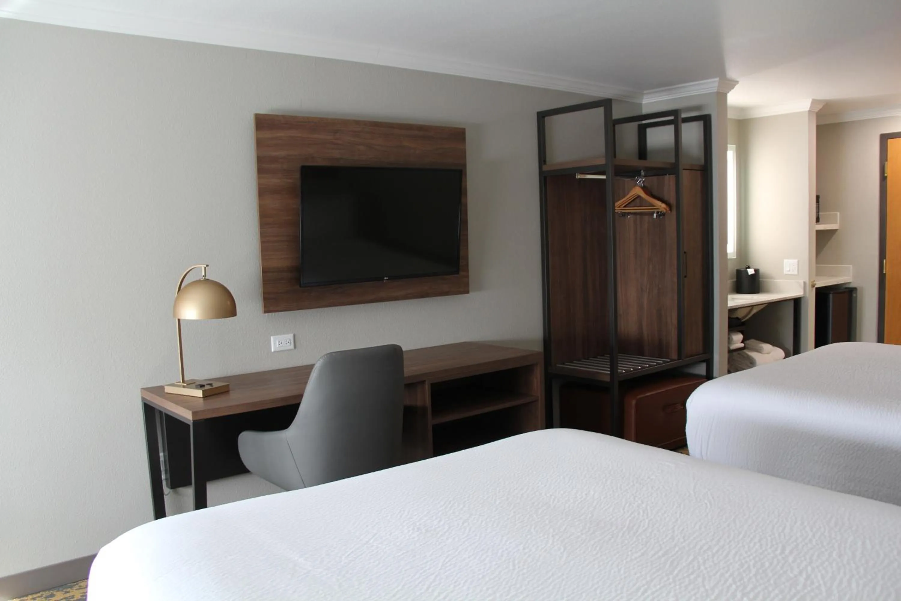 Bed in La Quinta Inn & Suites by Wyndham Yakima Downtown