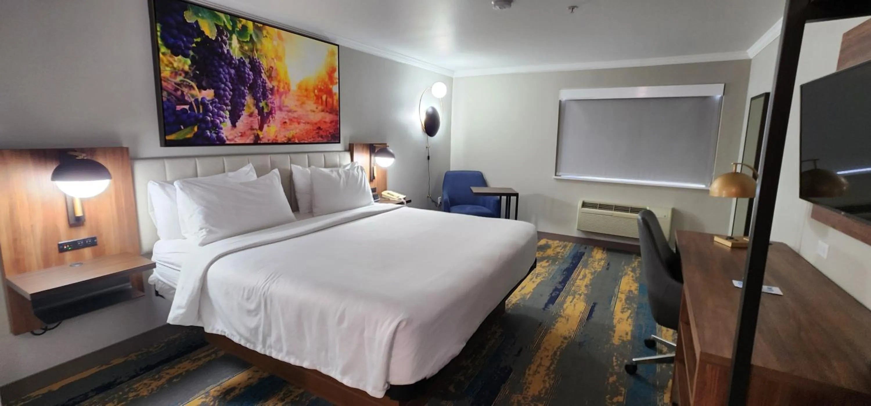 Bed in La Quinta Inn & Suites by Wyndham Yakima Downtown