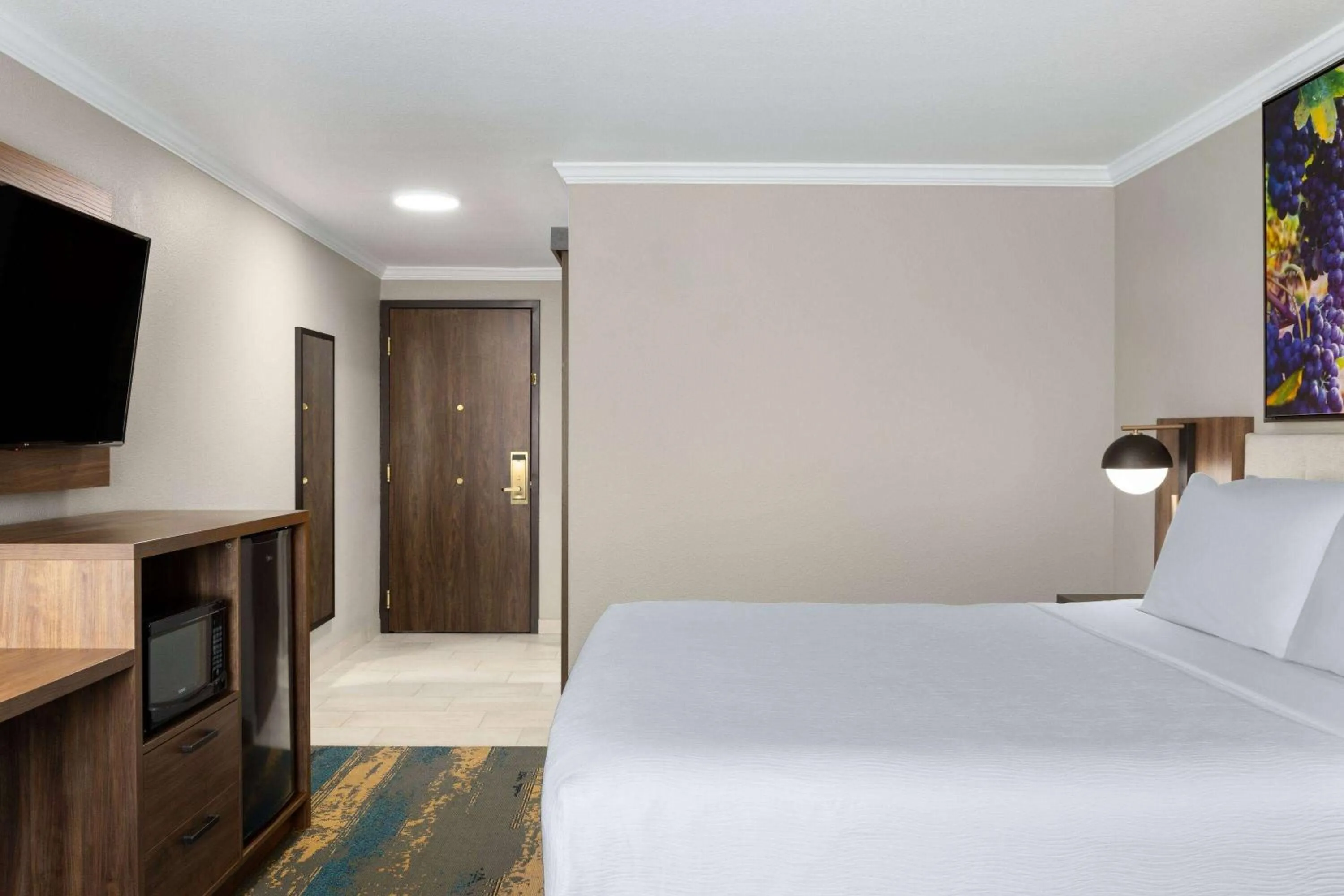 Photo of the whole room, Bed in La Quinta Inn & Suites by Wyndham Yakima Downtown