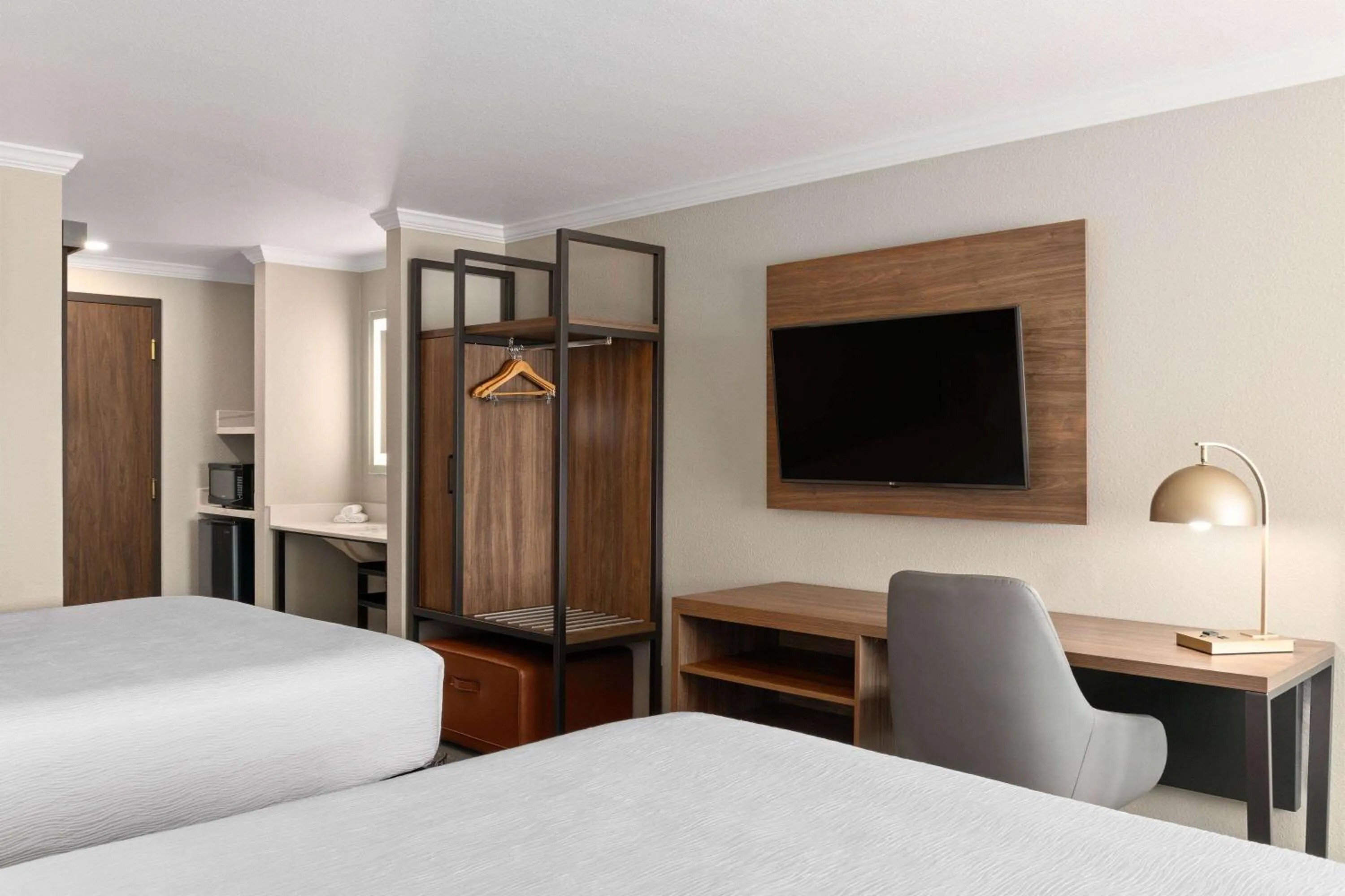 Photo of the whole room, Bed in La Quinta Inn & Suites by Wyndham Yakima Downtown