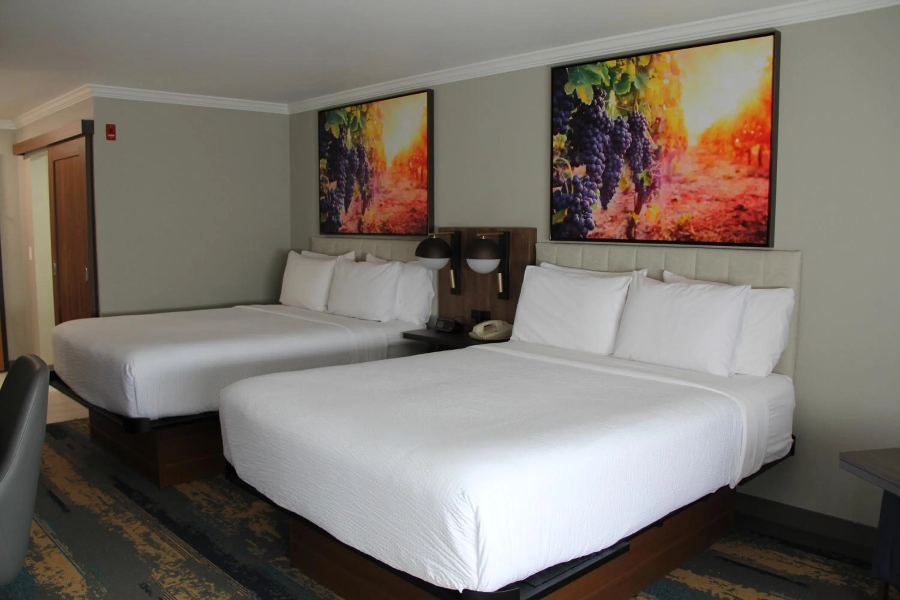 Bed in La Quinta Inn & Suites by Wyndham Yakima Downtown