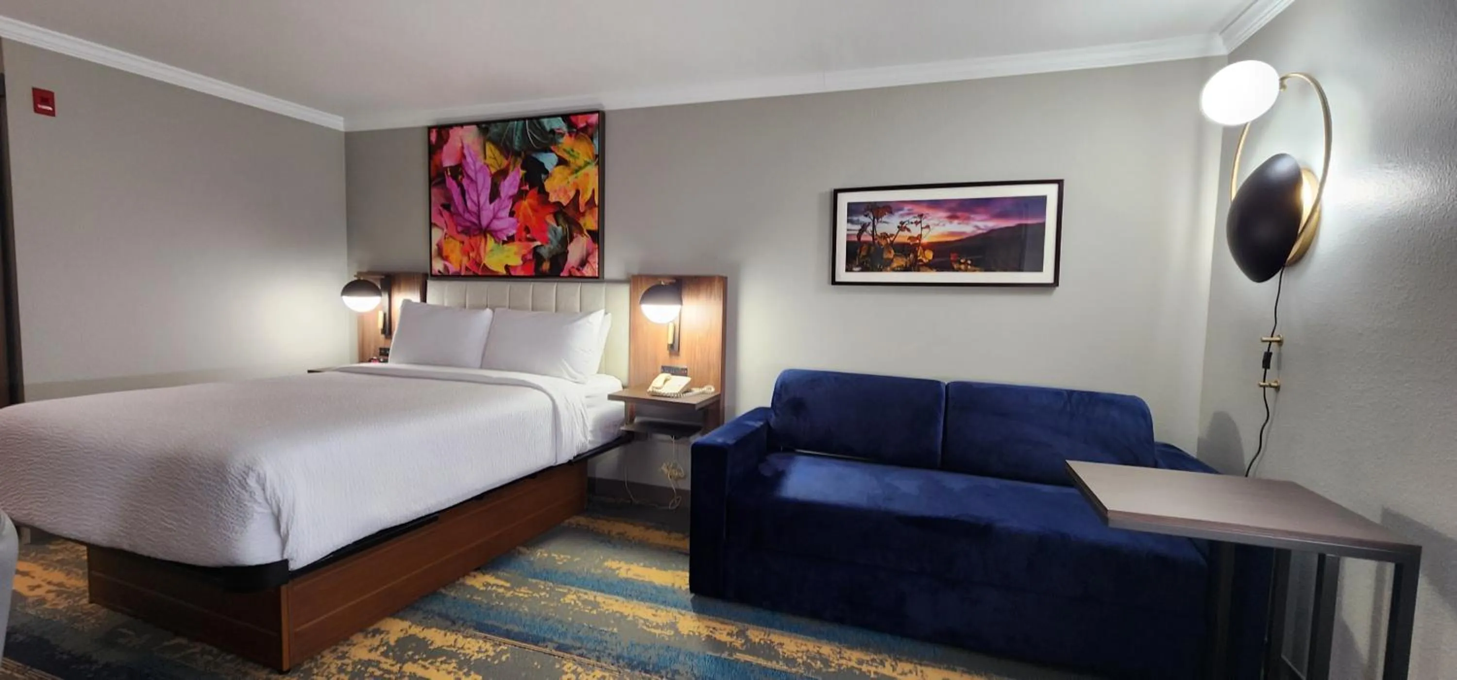 Bed in La Quinta Inn & Suites by Wyndham Yakima Downtown