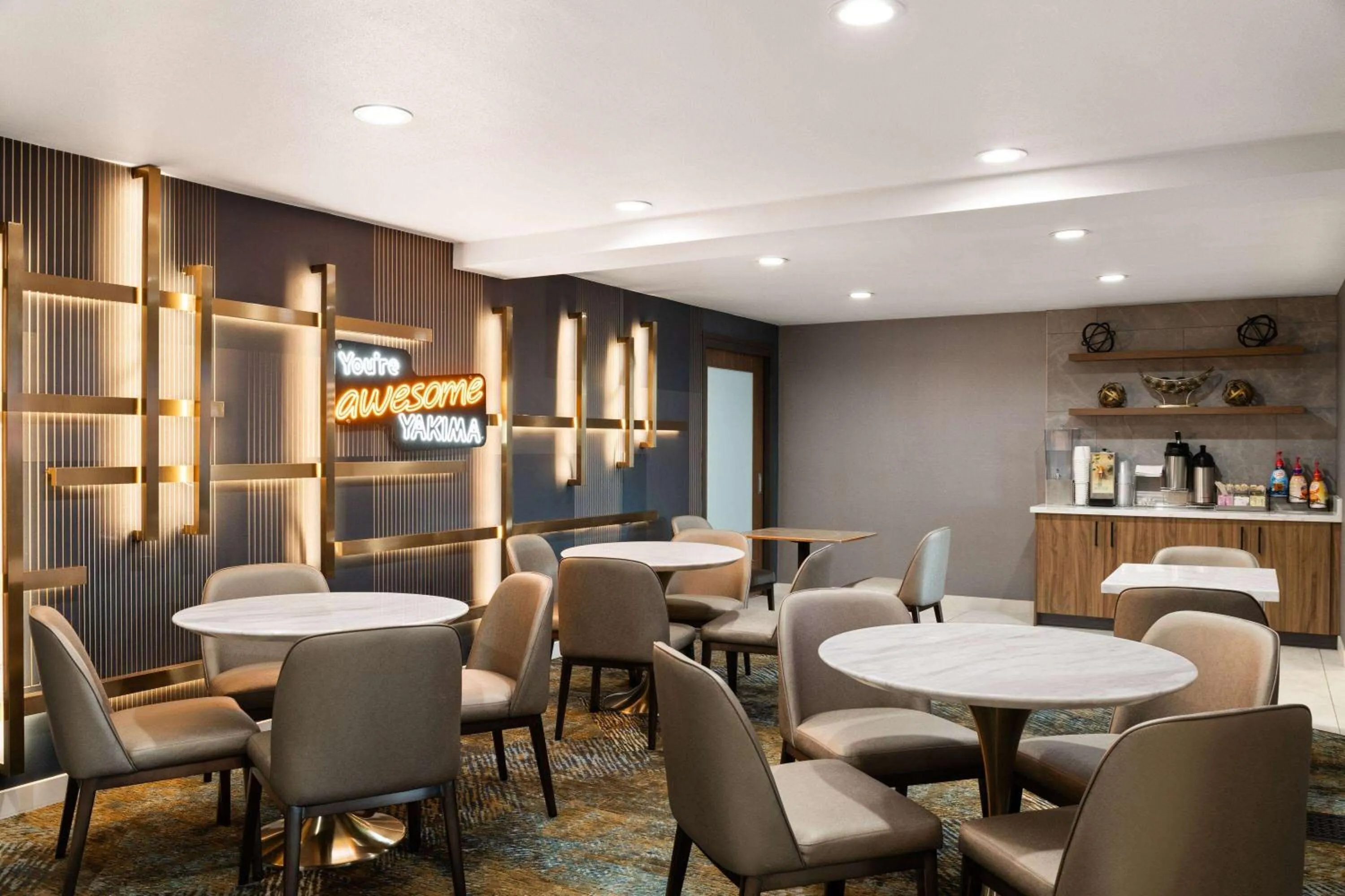 Breakfast in La Quinta Inn & Suites by Wyndham Yakima Downtown