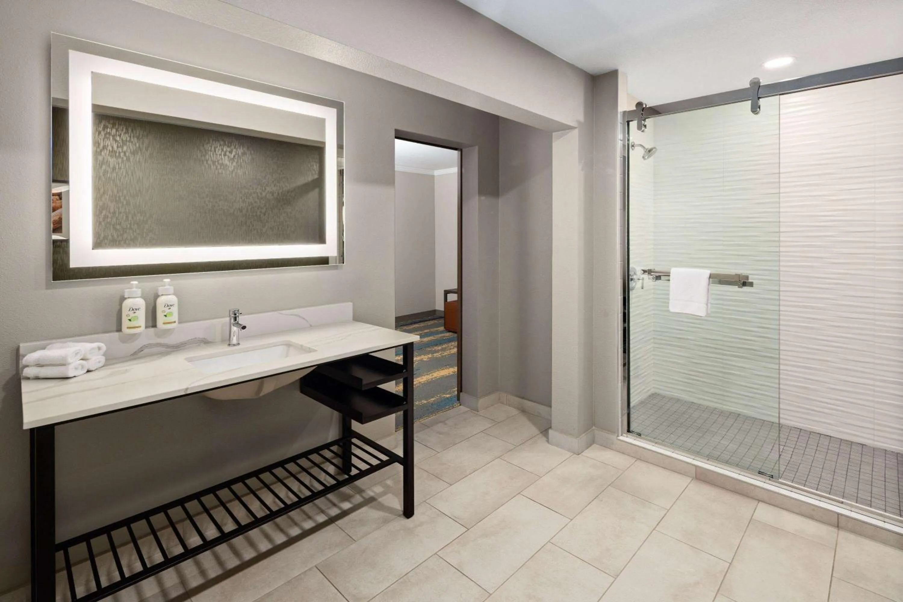 Bathroom in La Quinta Inn & Suites by Wyndham Yakima Downtown