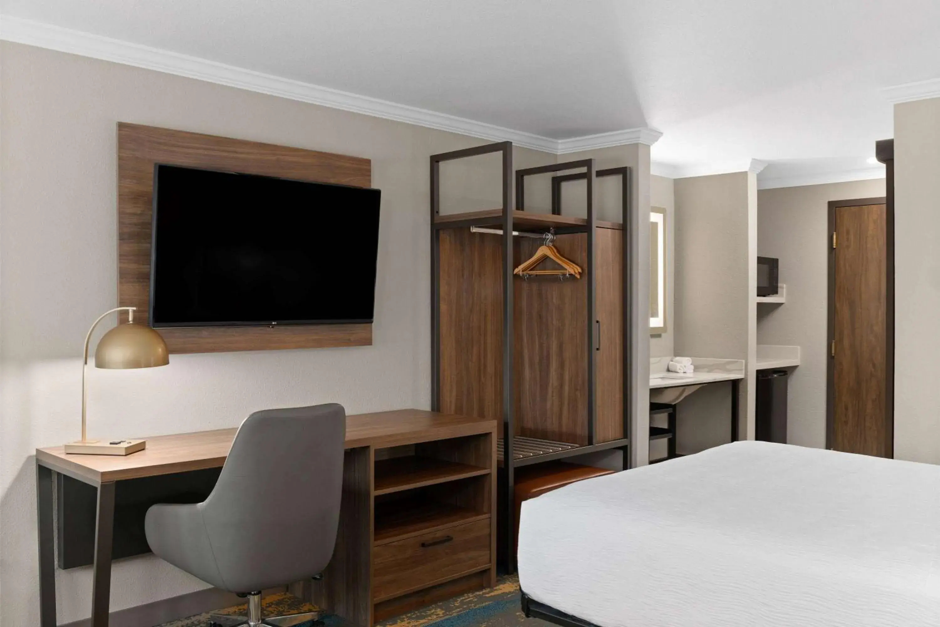 Photo of the whole room, Bed in La Quinta Inn & Suites by Wyndham Yakima Downtown Photo of the whole room, Bed in La Quinta Inn & Suites by Wyndham Yakima Downtown