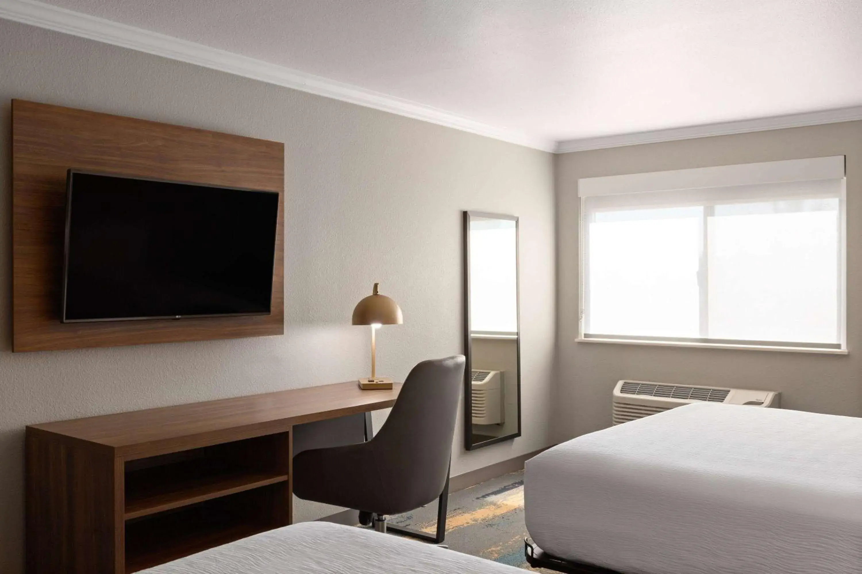 Photo of the whole room, Bed in La Quinta Inn & Suites by Wyndham Yakima Downtown Photo of the whole room, Bed in La Quinta Inn & Suites by Wyndham Yakima Downtown