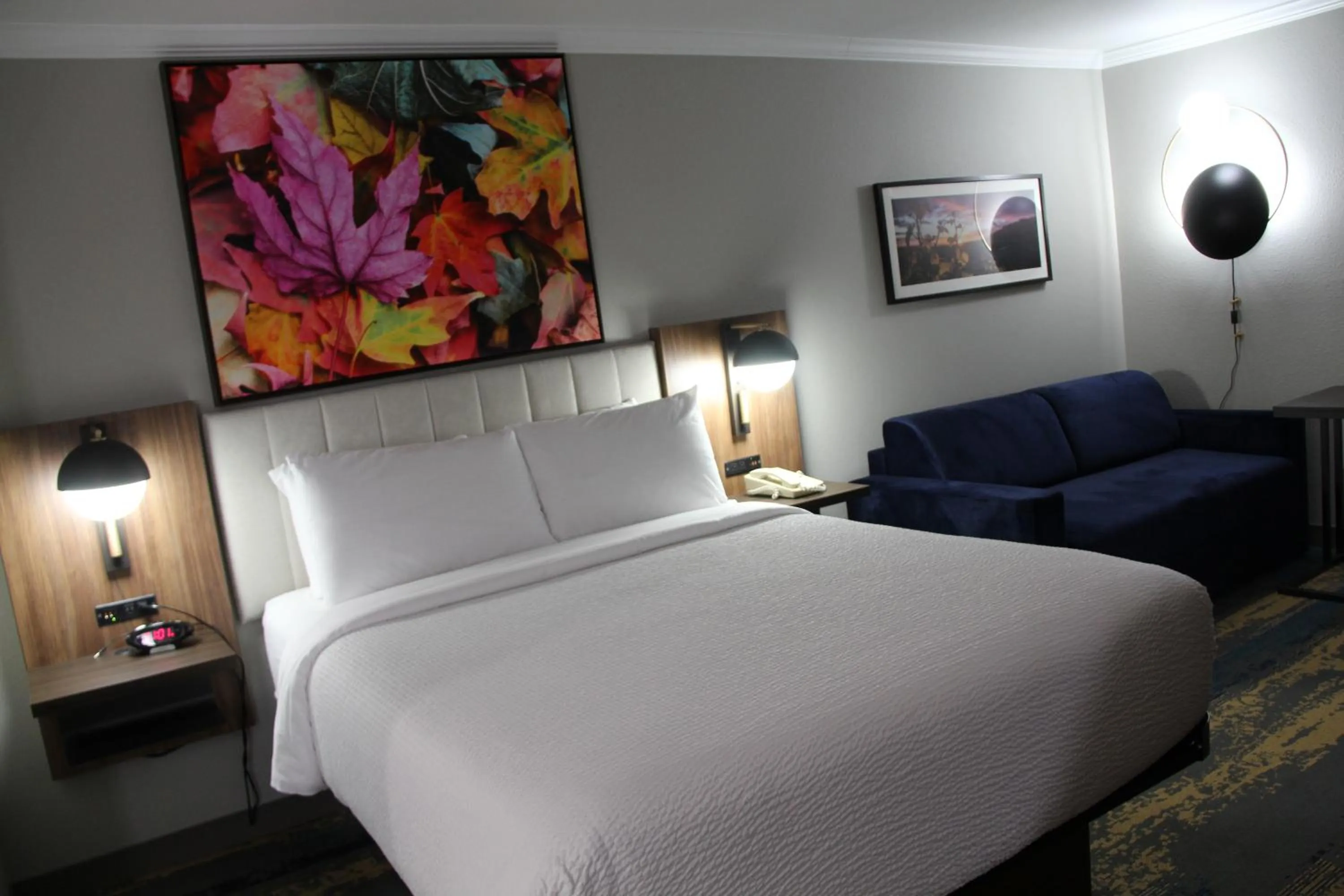 Bed in La Quinta Inn & Suites by Wyndham Yakima Downtown