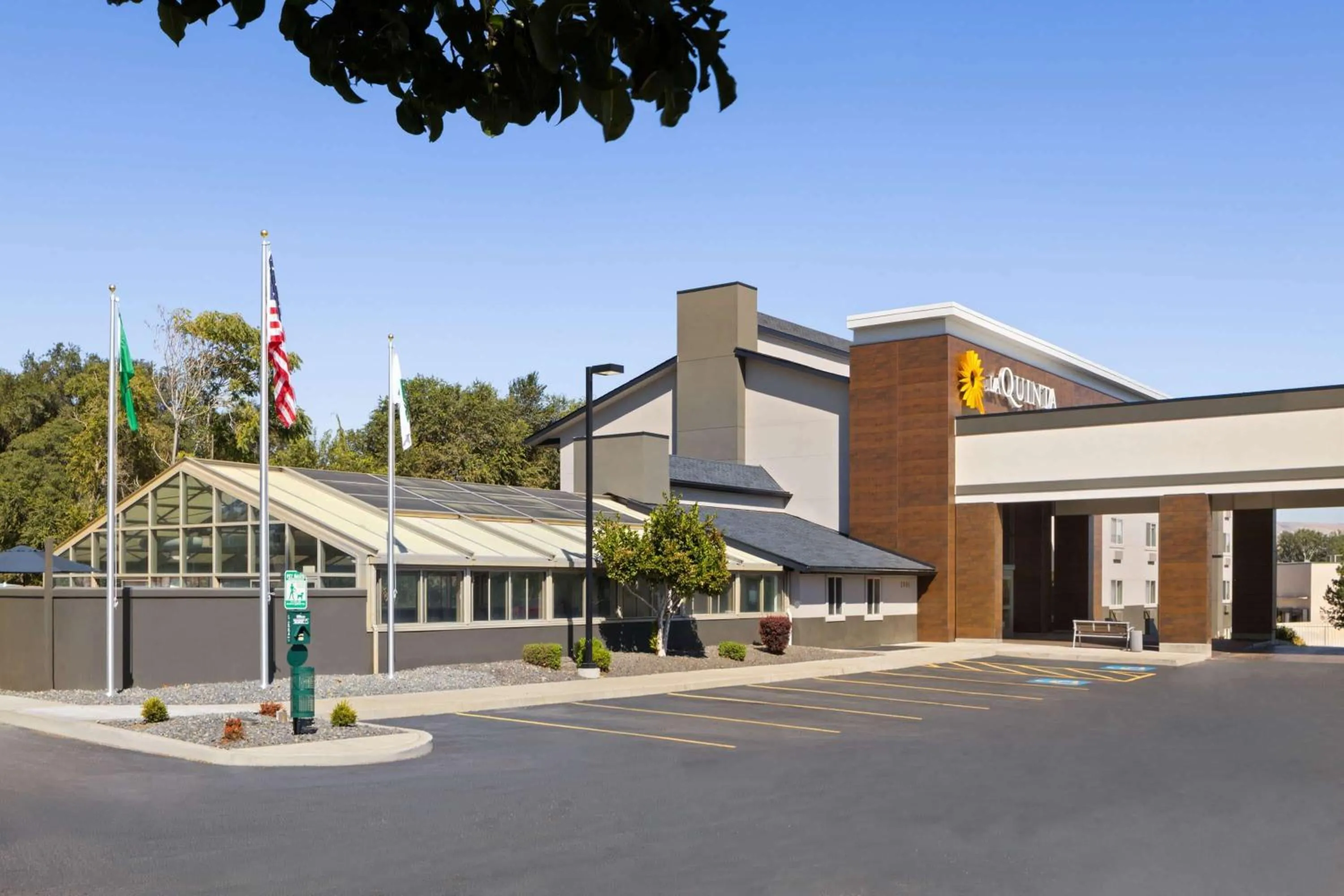 Property building in La Quinta Inn & Suites by Wyndham Yakima Downtown