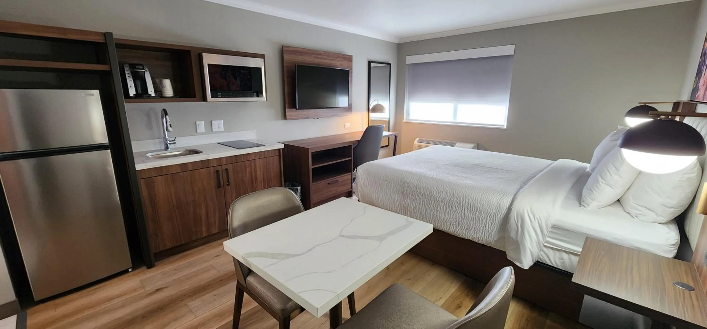 Bed in La Quinta Inn & Suites by Wyndham Yakima Downtown