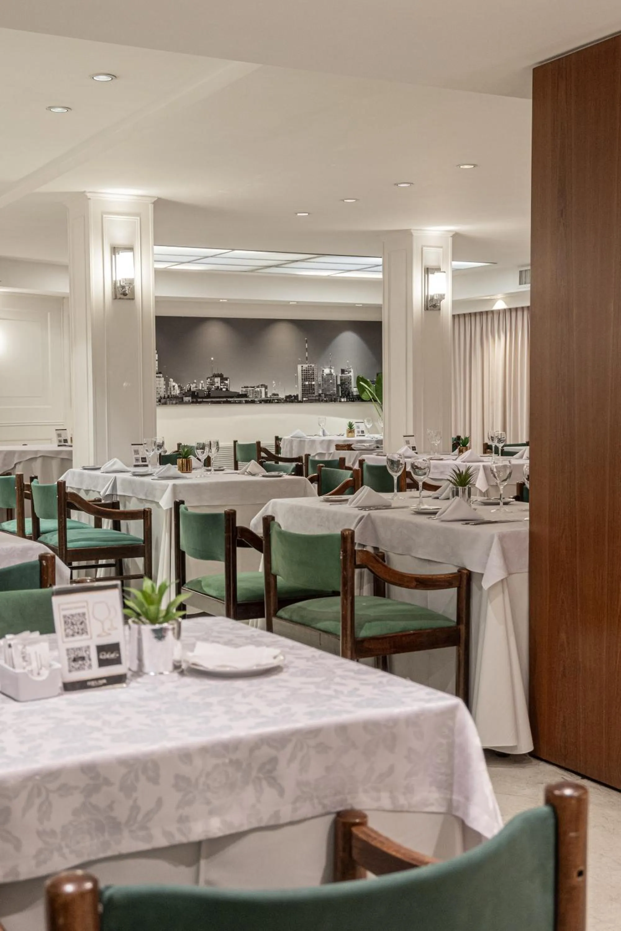 Restaurant/places to eat in Feir's Park Hotel & Rooftop