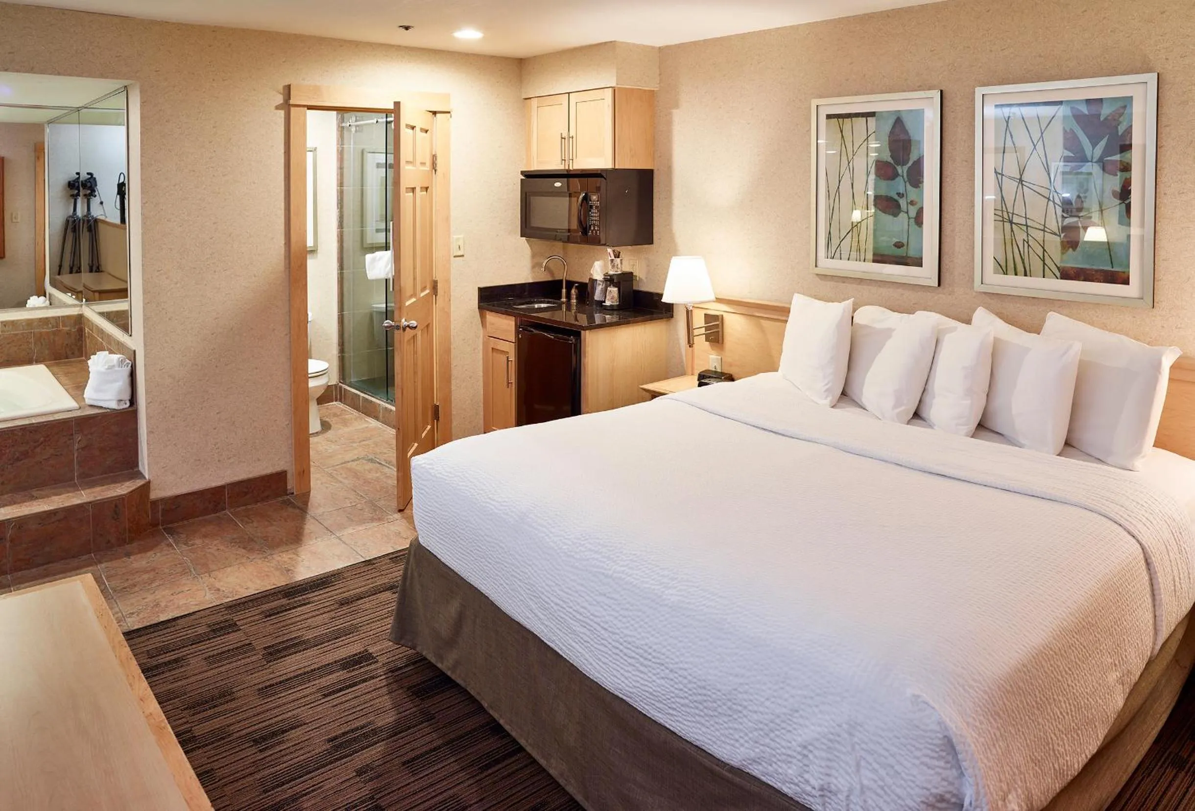 Bed in LivINN Hotel Minneapolis North / Fridley