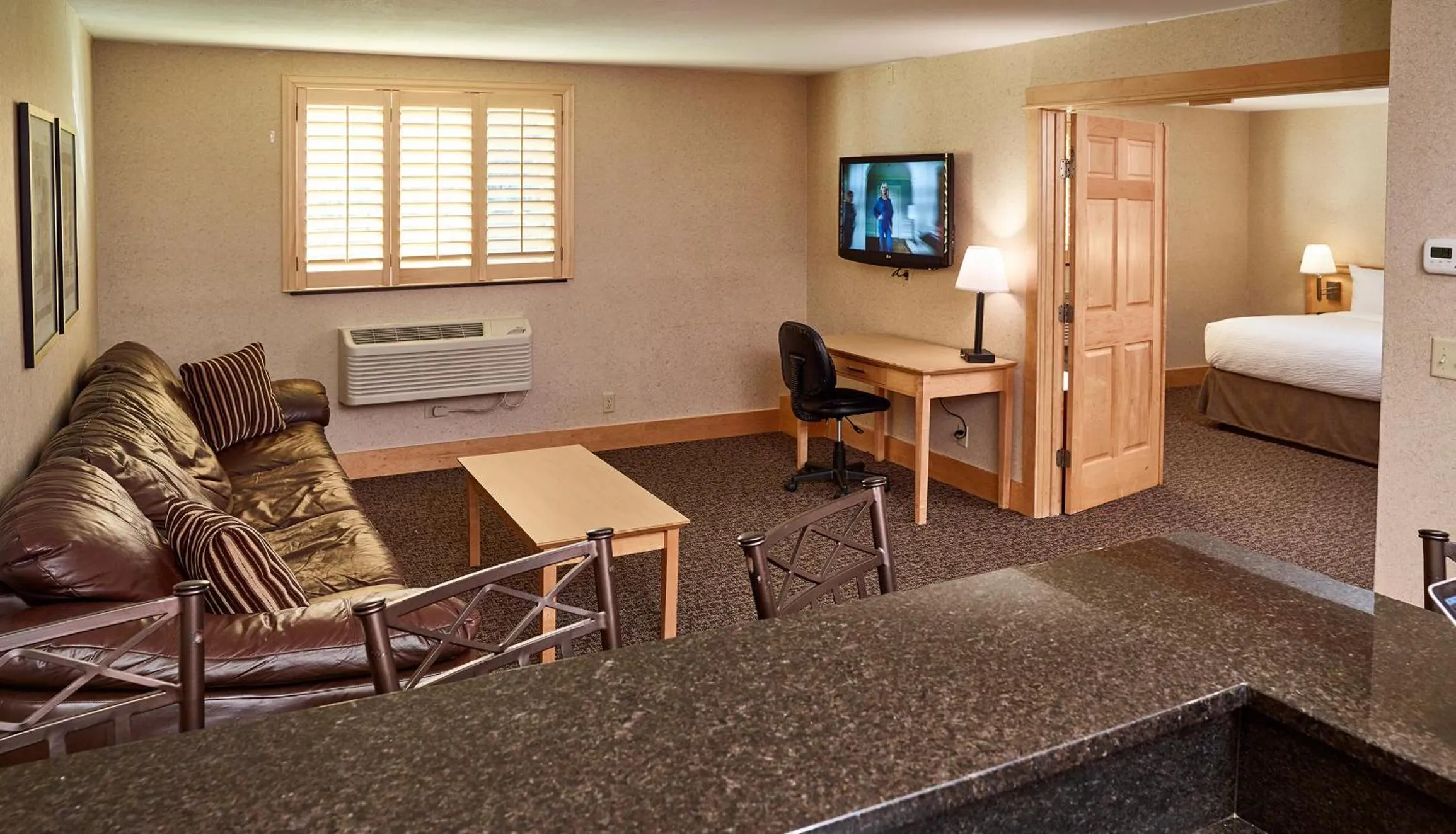 Living room, Bed in LivINN Hotel Minneapolis North / Fridley