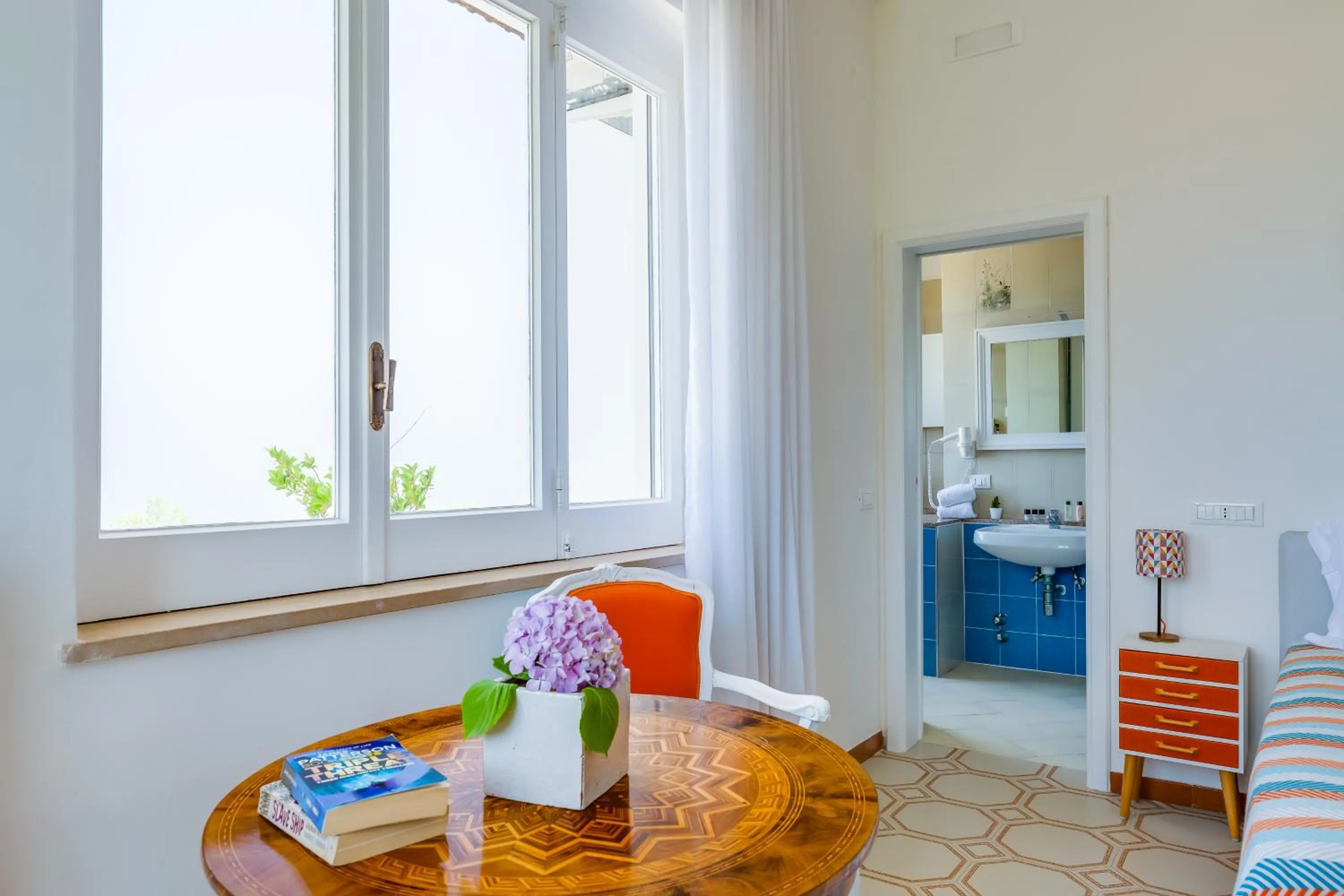 Bathroom, Bed in Villa Sorrento Flats