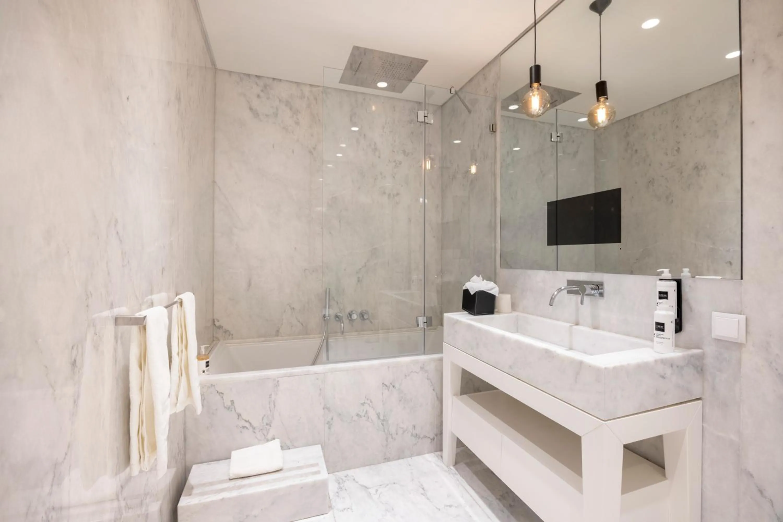 Shower in Chiado Mercy Apartments | Lisbon Best Apartments