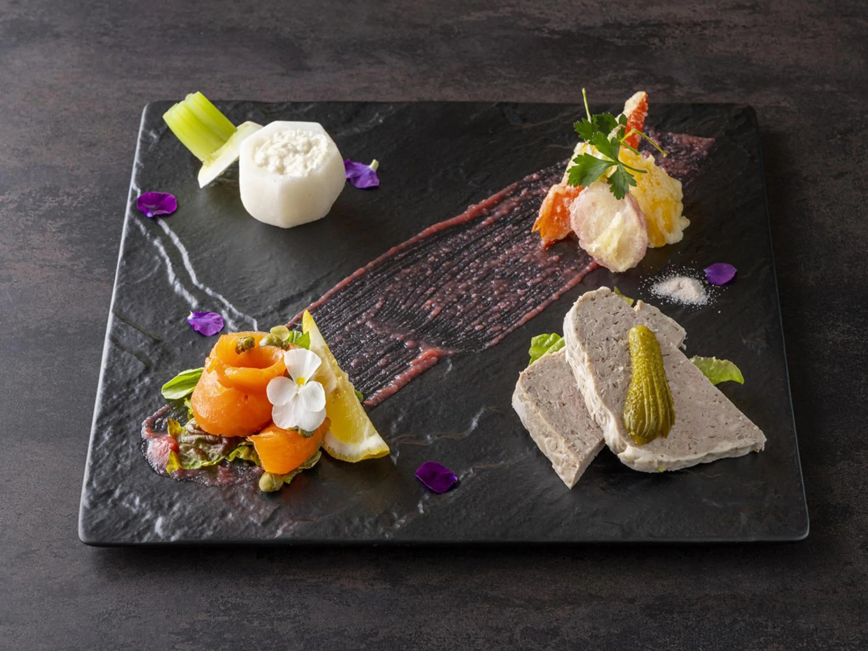 Communal lounge/ TV room in Hotel Allamanda Aoyama Tokyo