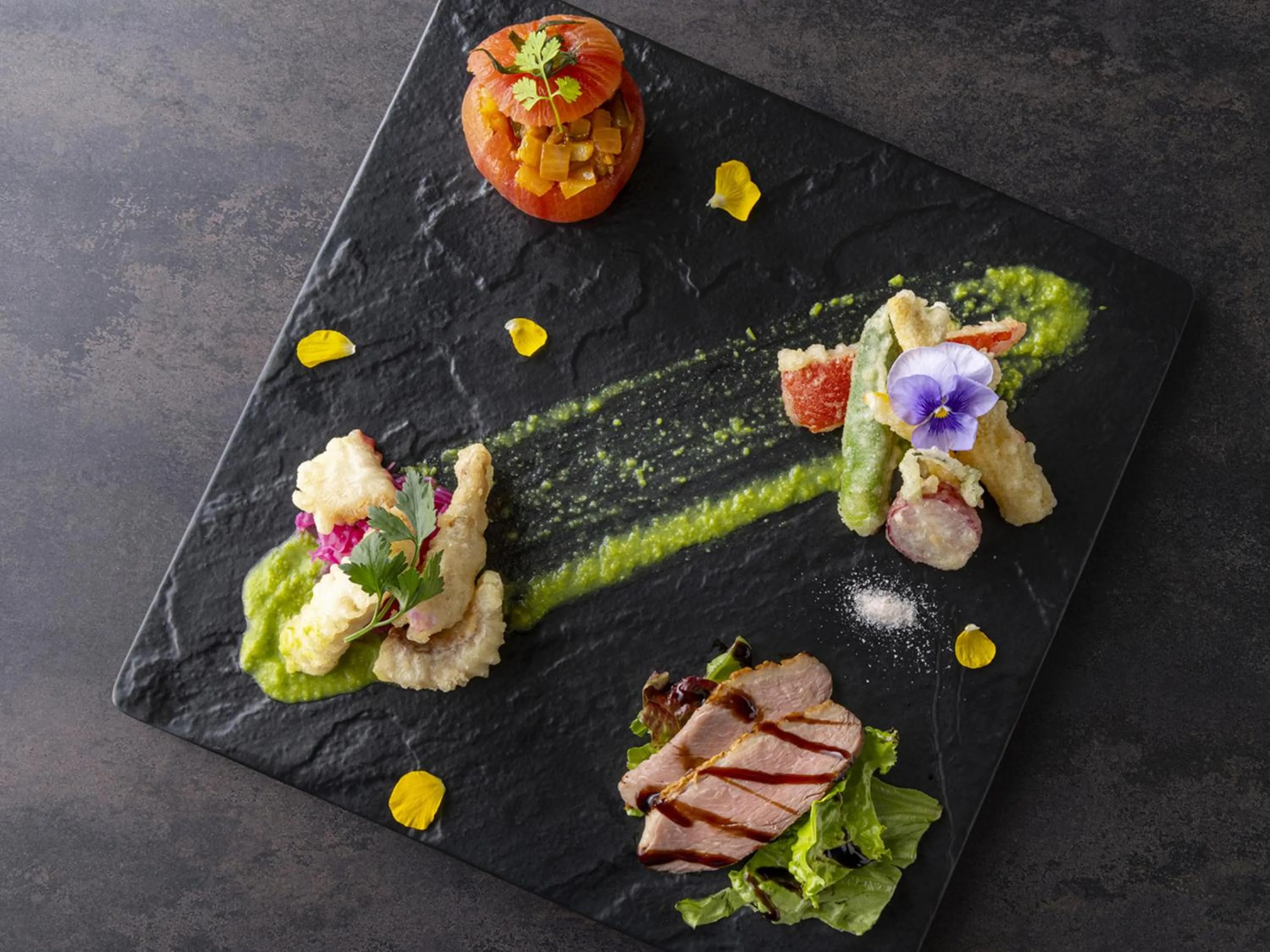 Communal lounge/ TV room in Hotel Allamanda Aoyama Tokyo